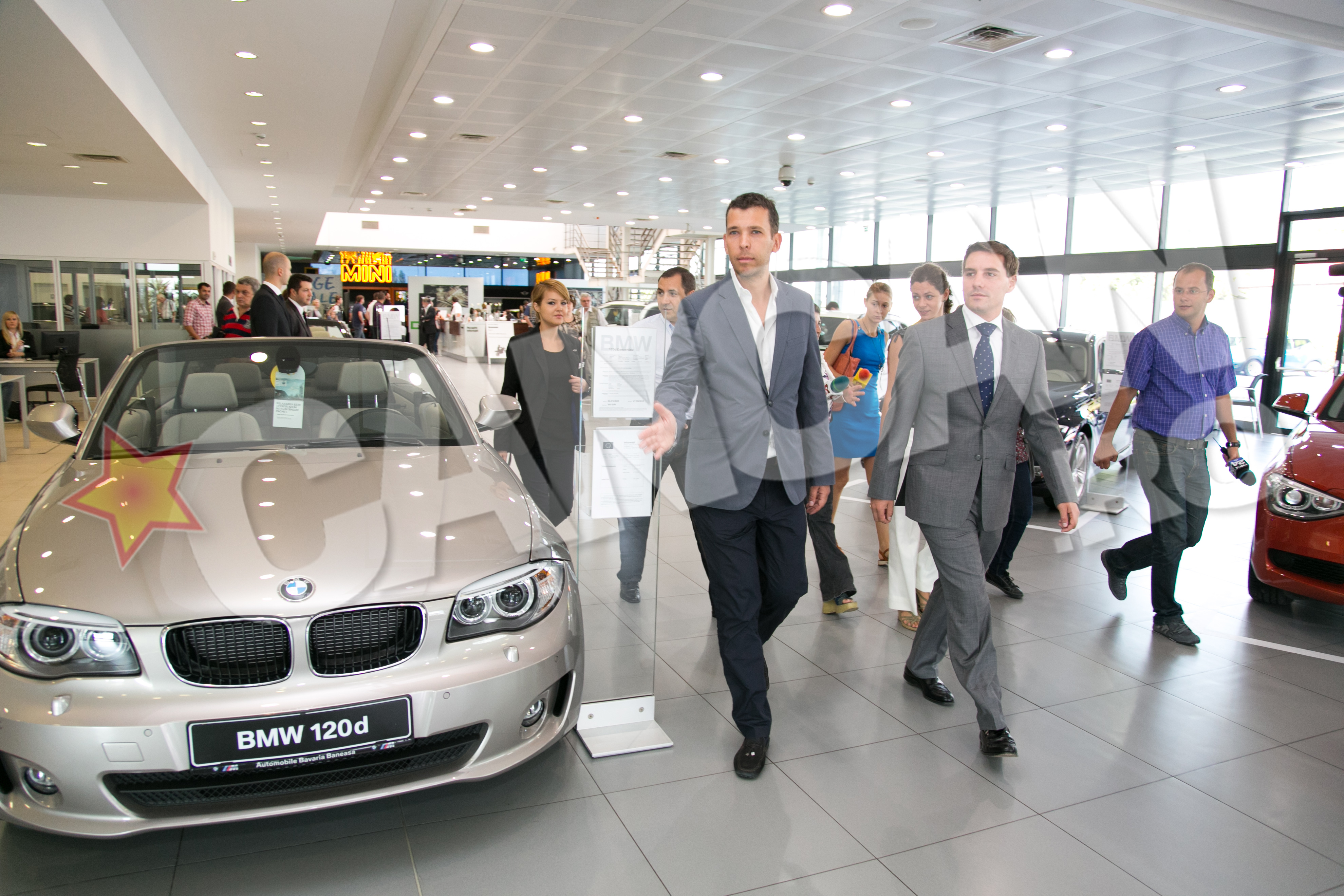 Principele Nicolae a fost intampinat cum se cuvine in cadrul evenimentului, primind chiar o masina pe care sa o conduca pe strazile din Romania