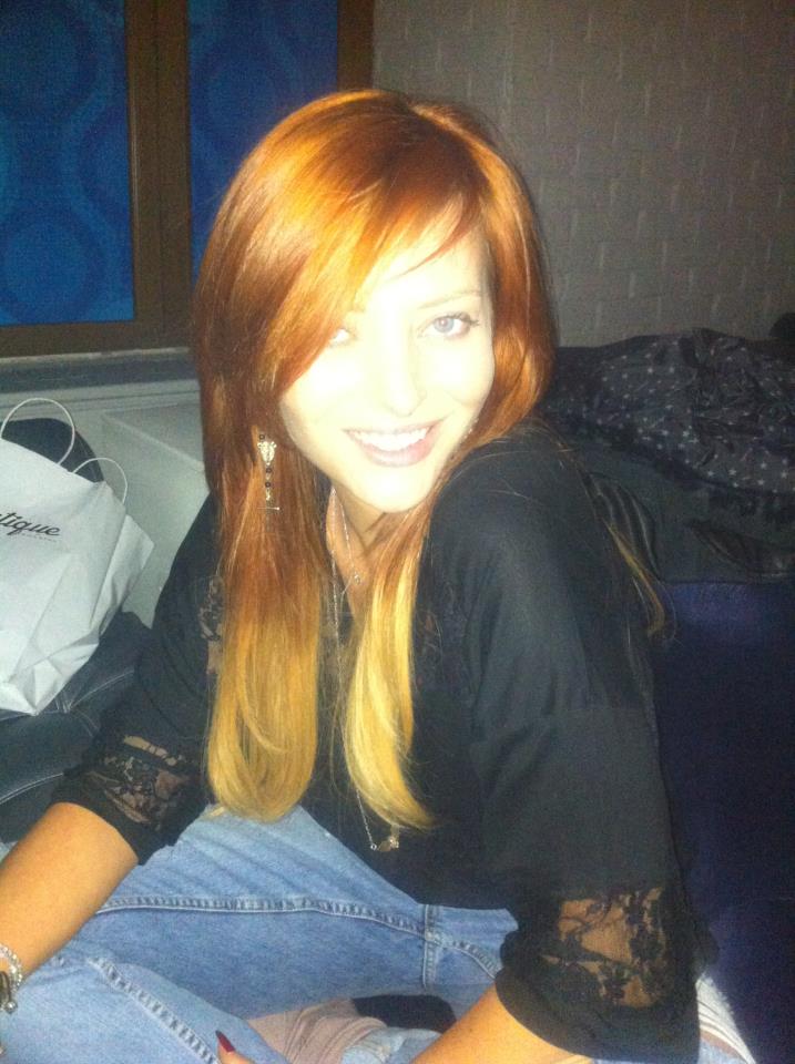 Delia a optat pentru o nuanta a parului de saten-roscat, care se potriveste foarte bine cu ochii ei