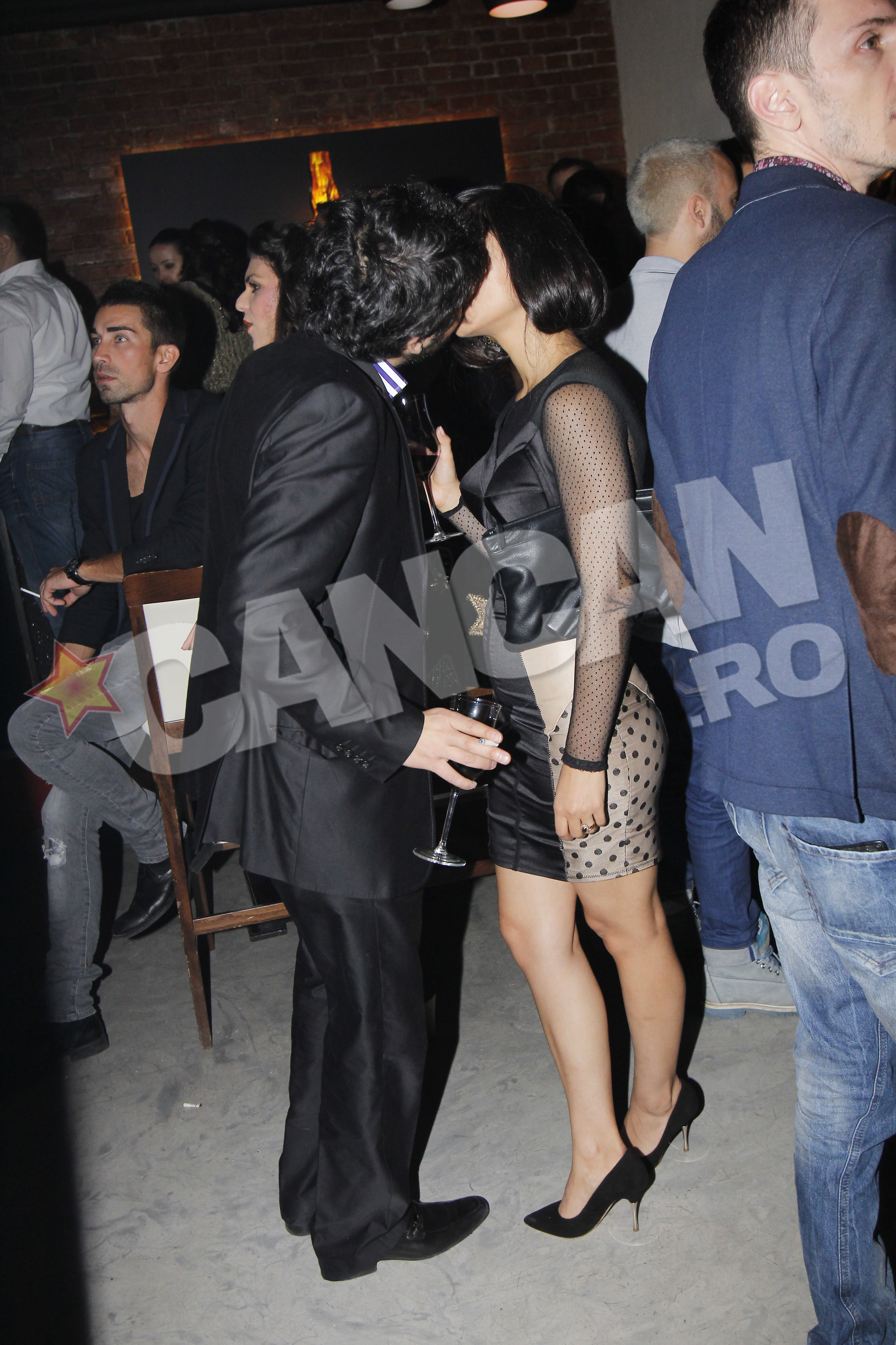 La finalul piesei cei doi se saruta