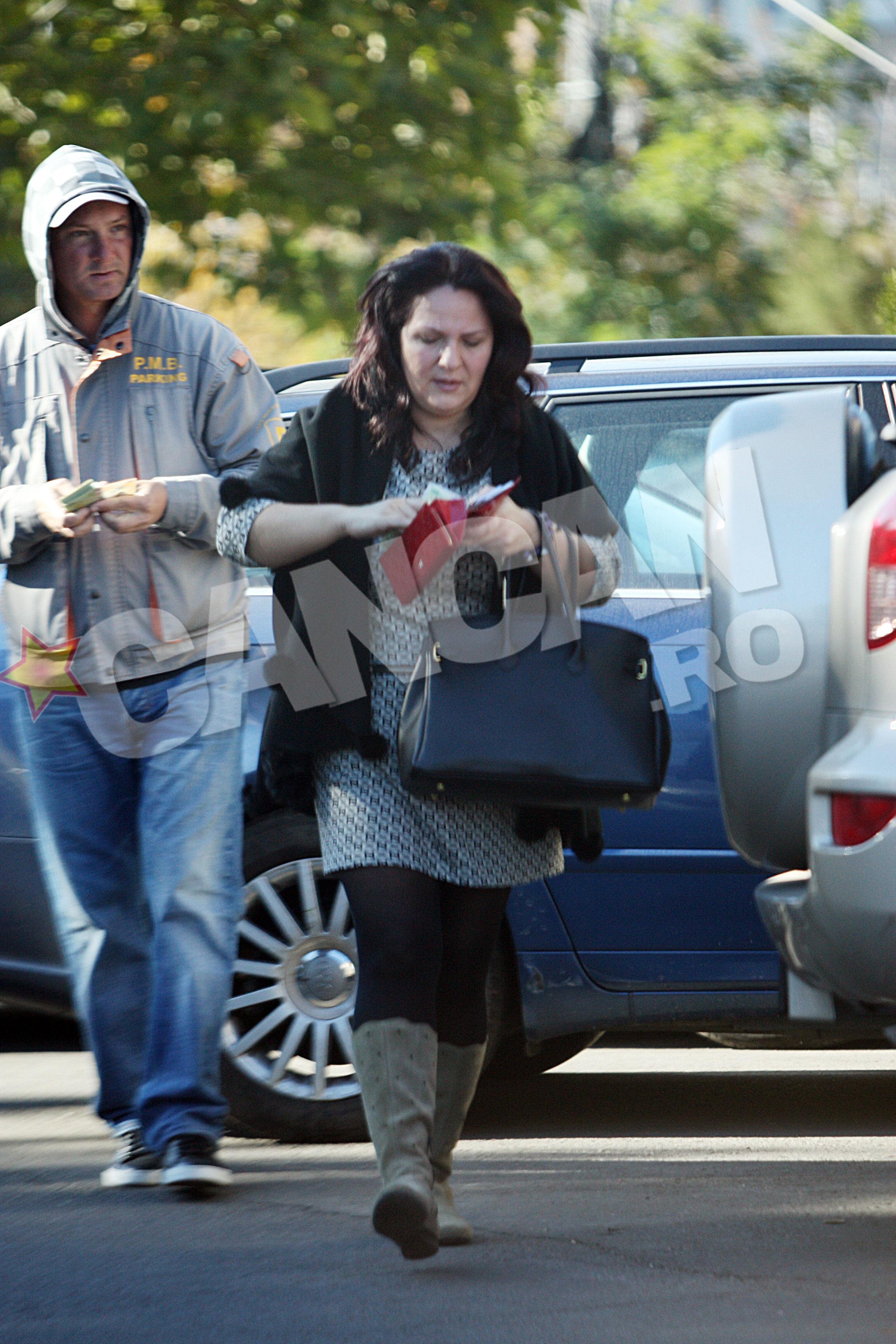 Dupa ce plateste, sotia lui Romica Tociu verifica cati bani mai are in portofel