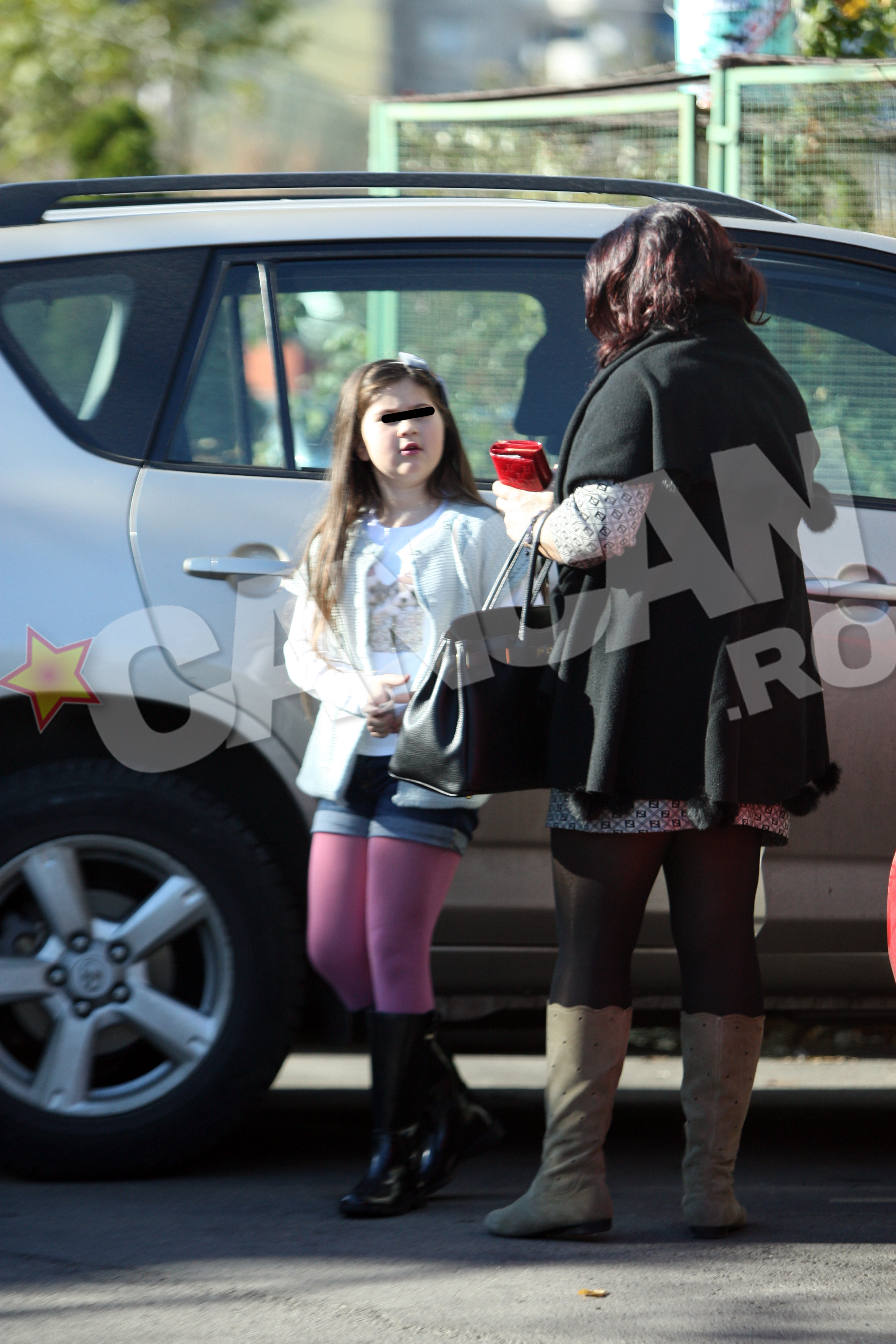 Nicoleta o ajuta pe fiica cea mica, Daria, sa coboare din masina