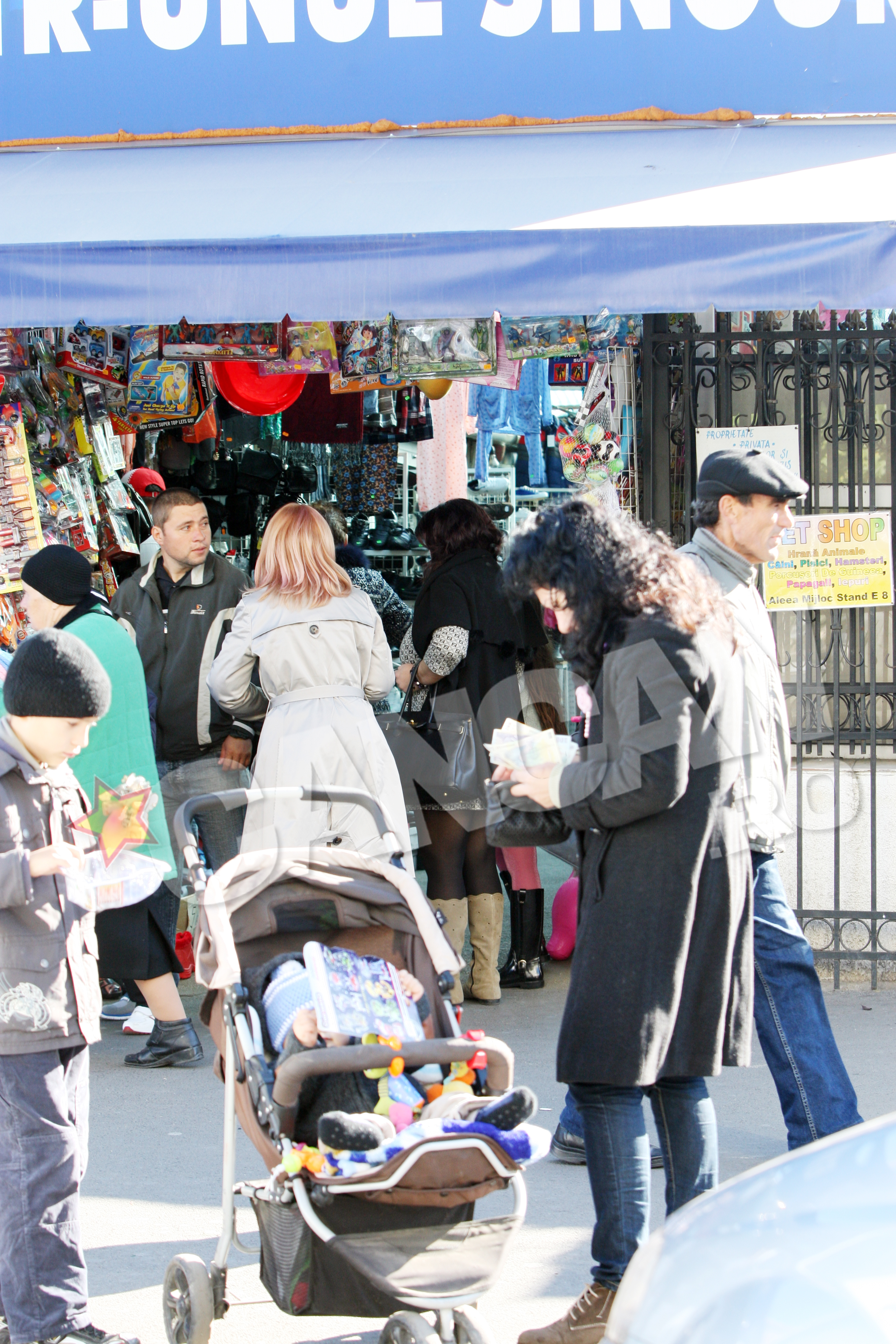 Cele doua fac cumparaturi din Bazarul Obor