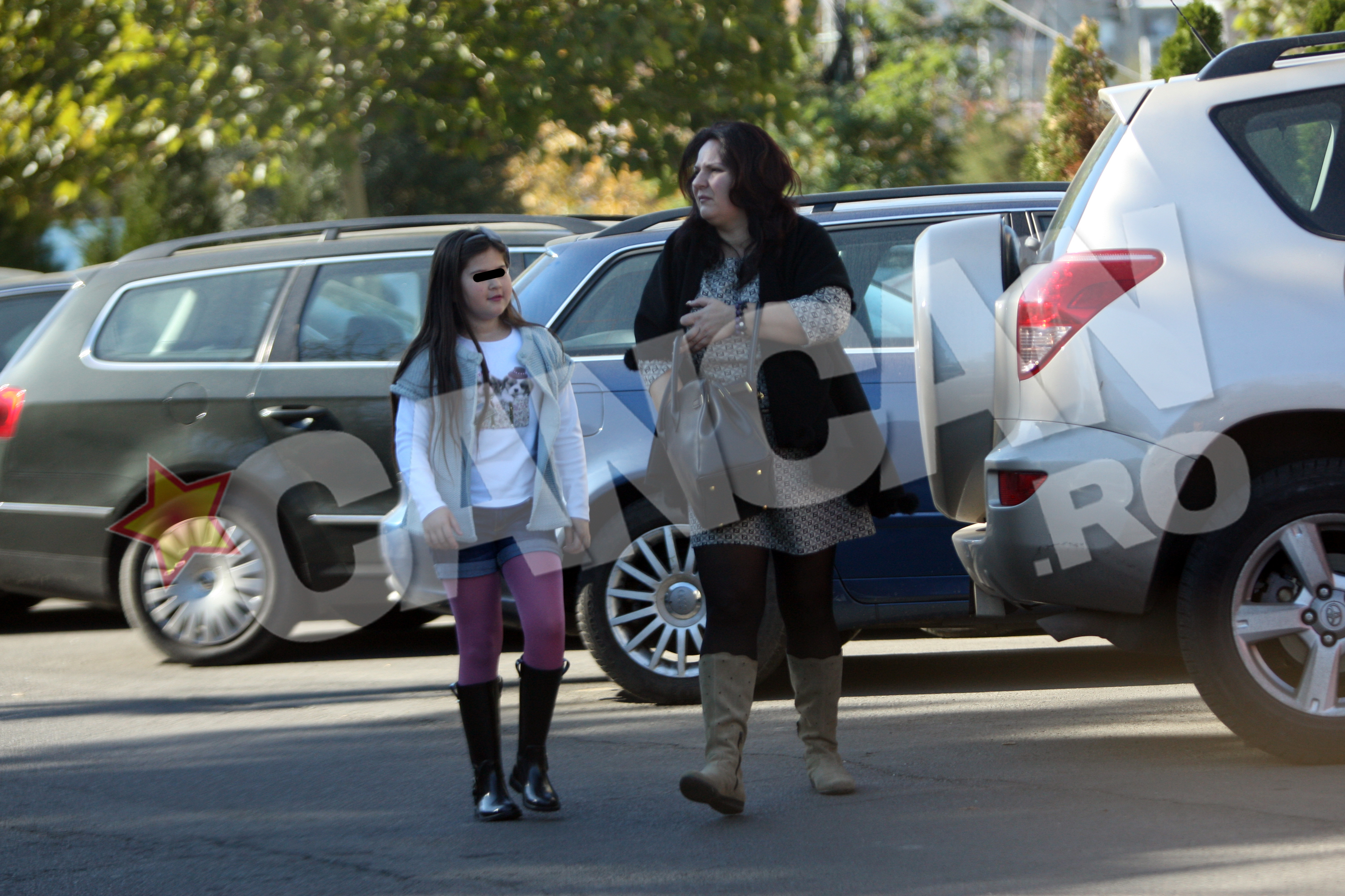 Zambitoare, mama si fiica se bucura de o zi de duminica