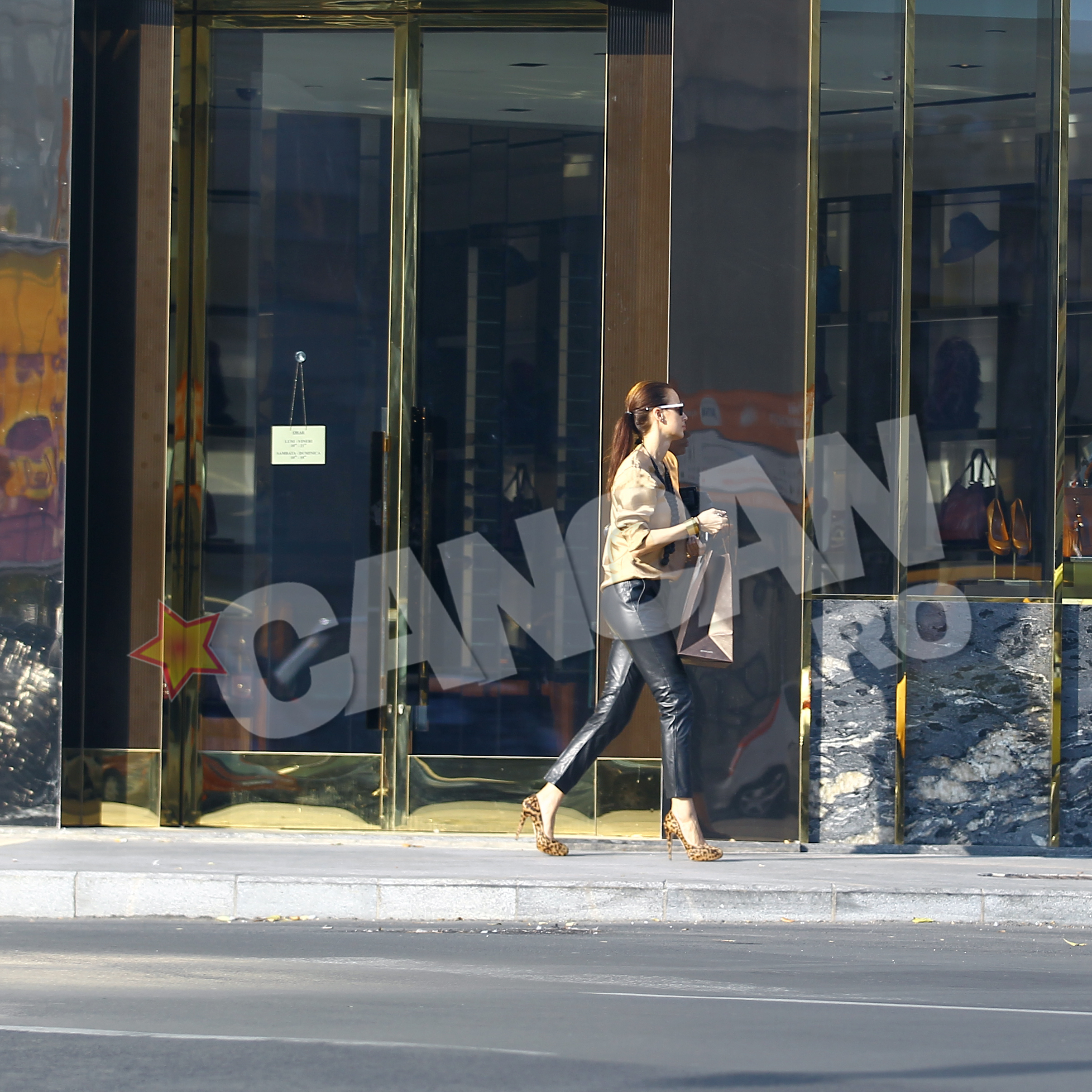 Bruneta a iesit din magazin cu o punga de cumparaturi in mana