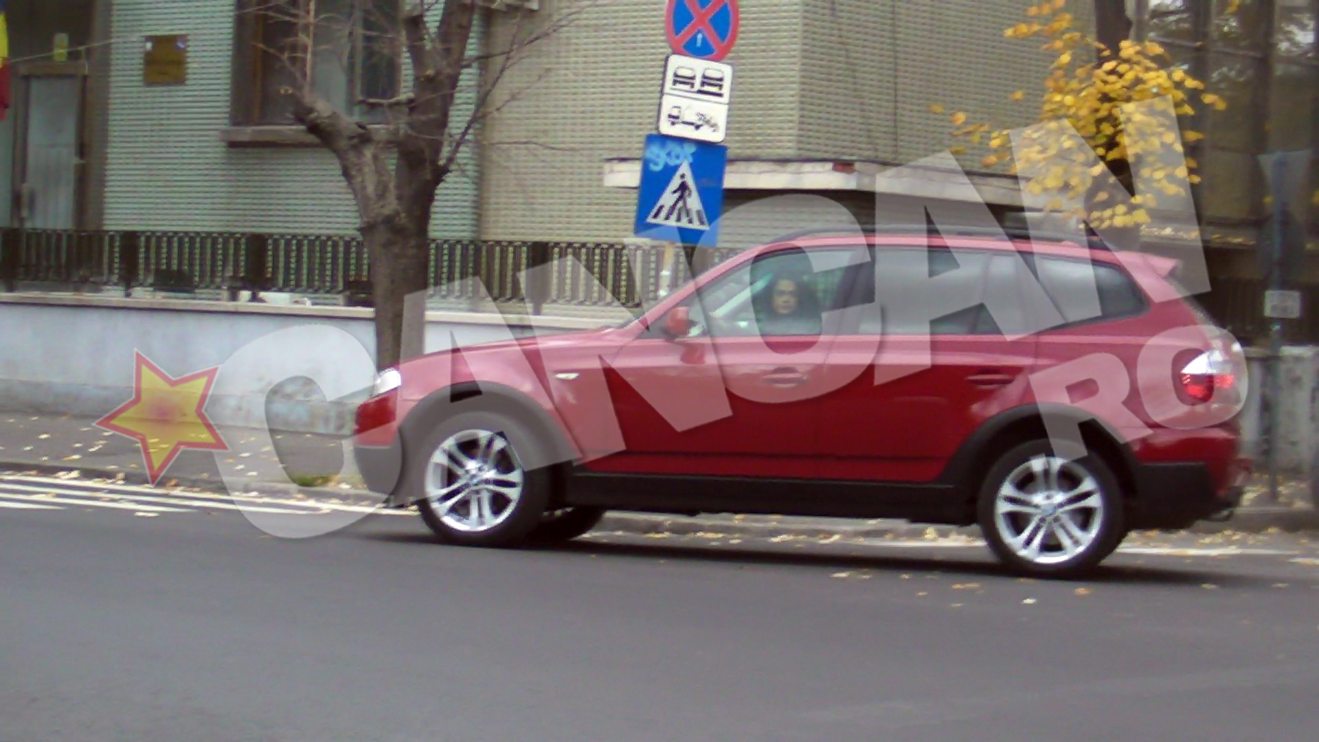 Avand o masina de teren, Raluca Lazarut se descurca maigreu cu parcatul