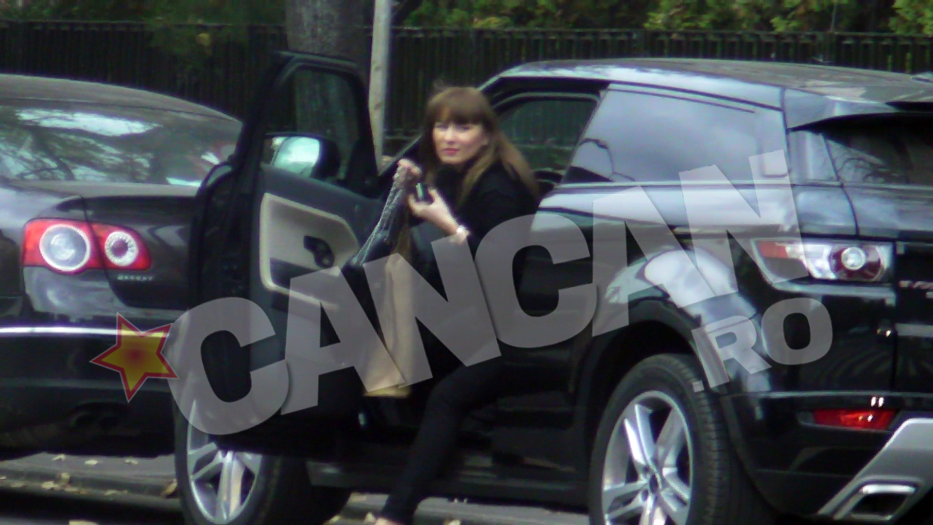 Prietena salvatoare coboara din SUV-ul ei pentru a o ajuta pe Raluca