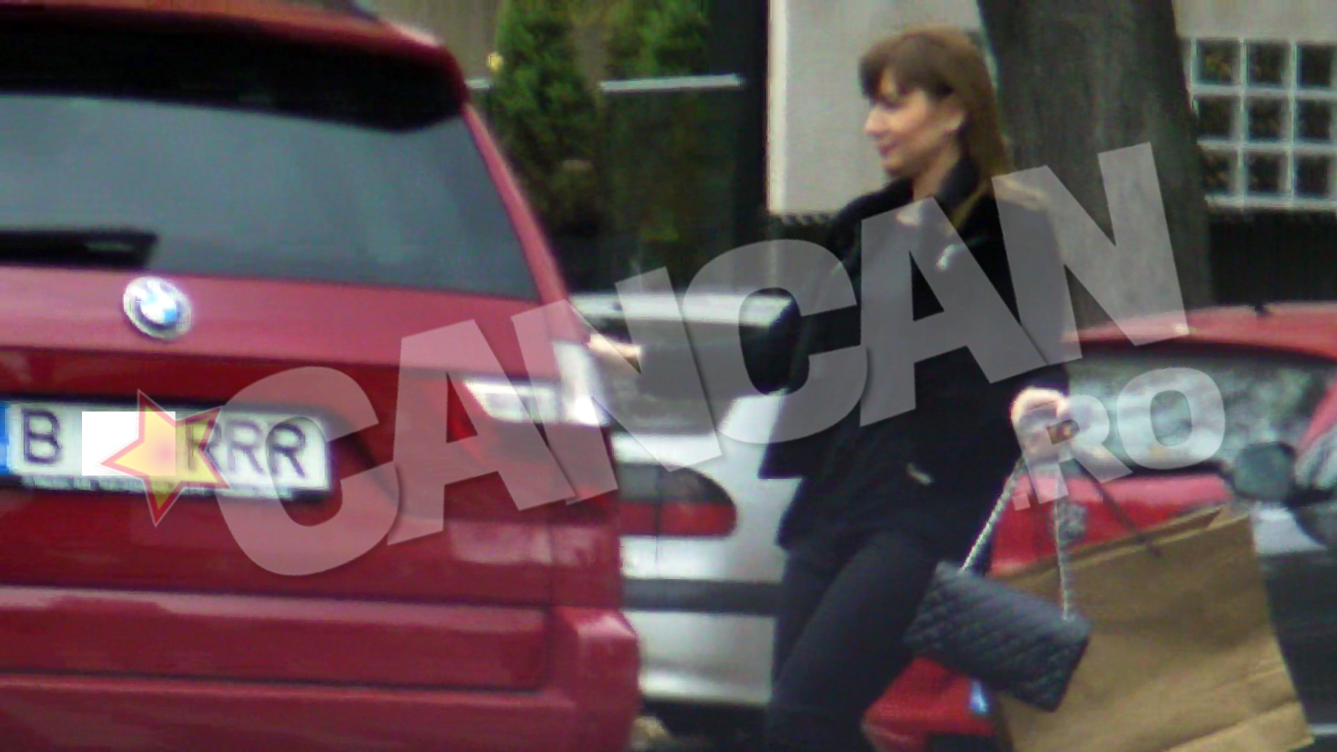 Fara sa stea pe ganduri, amica urca in masina stiristei pentru a-i da indicatii