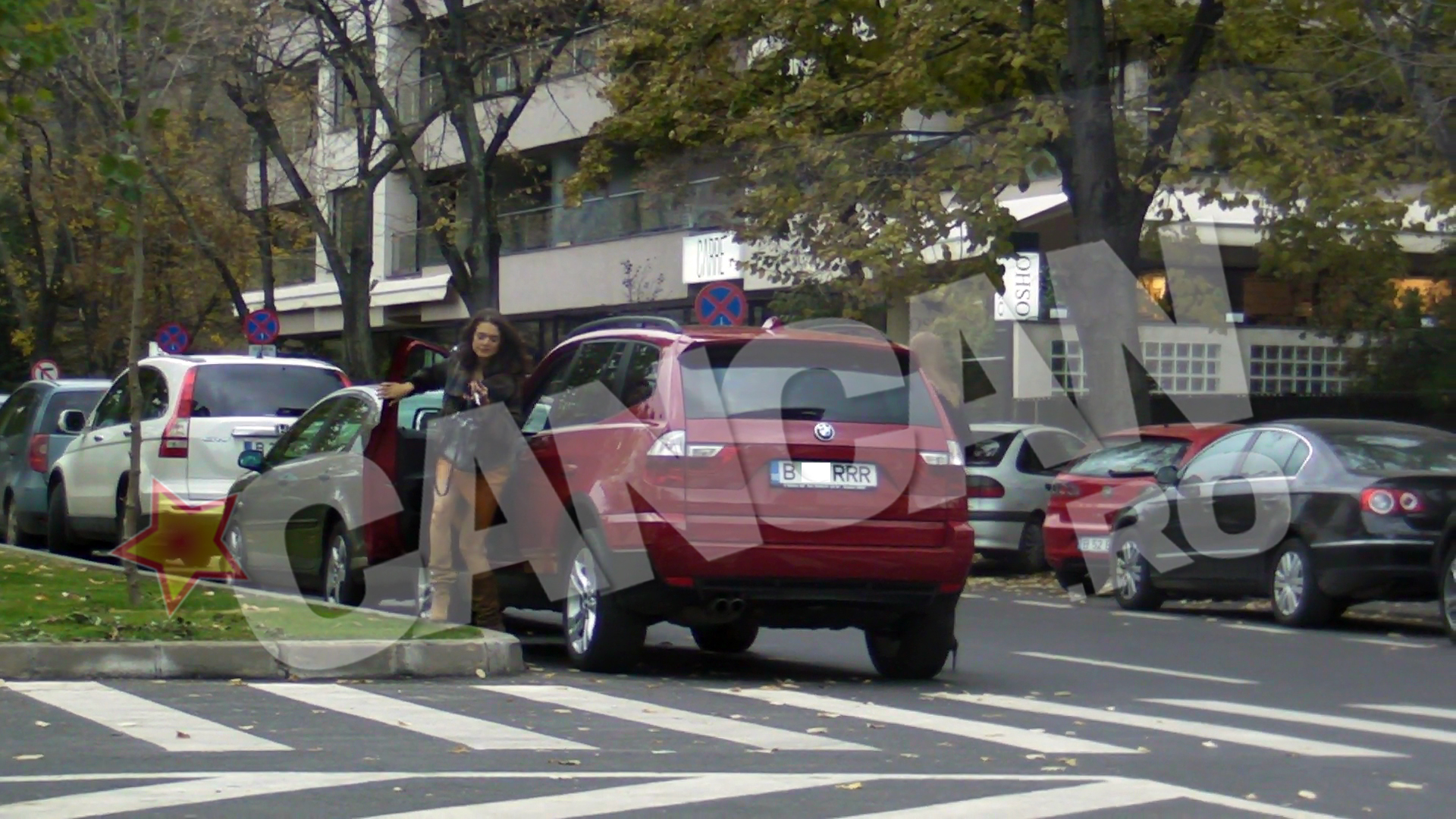 Dupa ce ii reuseste parcarea, cele doua prietene ies din masina si se indreapta spre restaurant pentru a lua pranzul