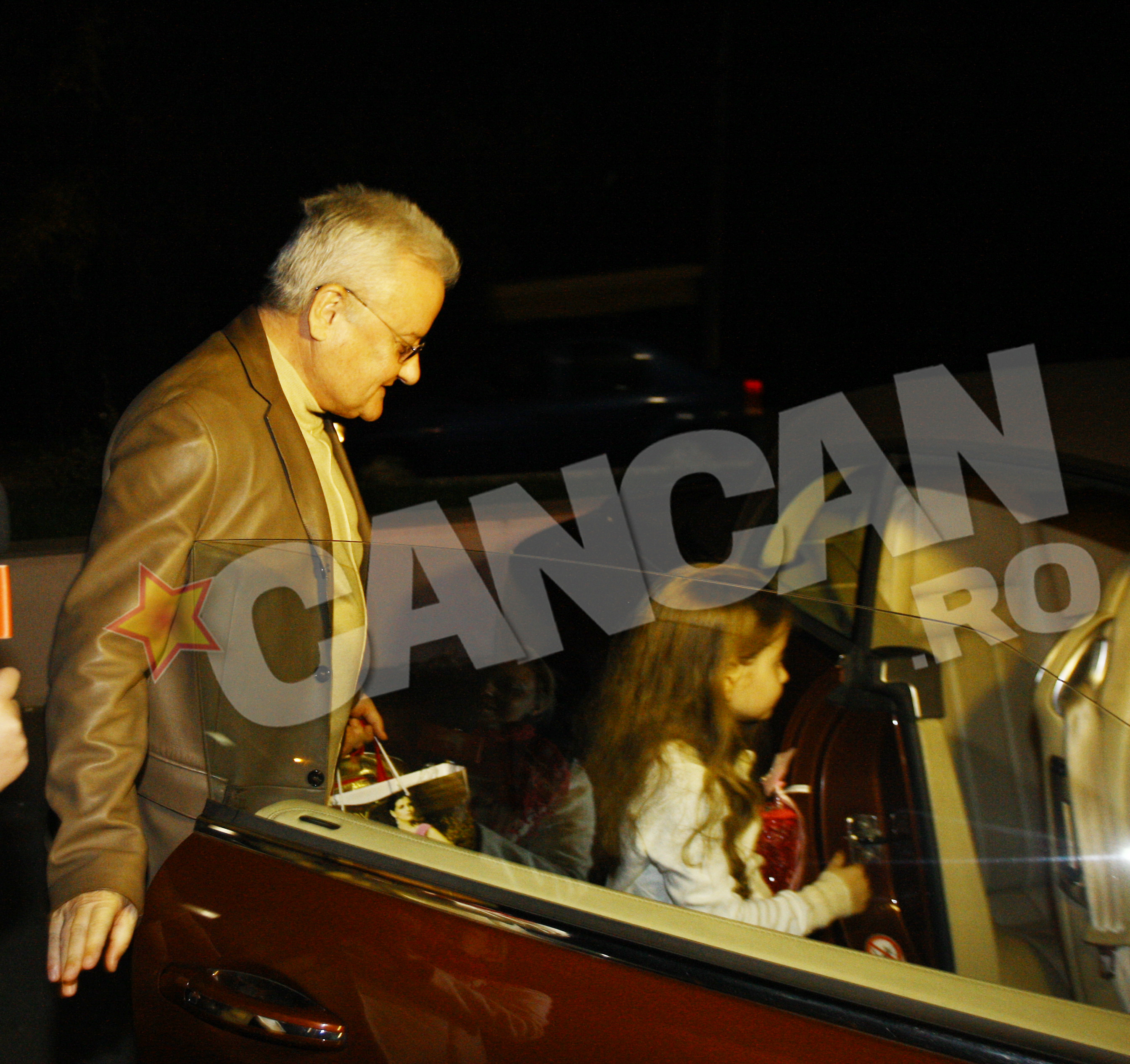 Irina se urca in masina tatalui ei