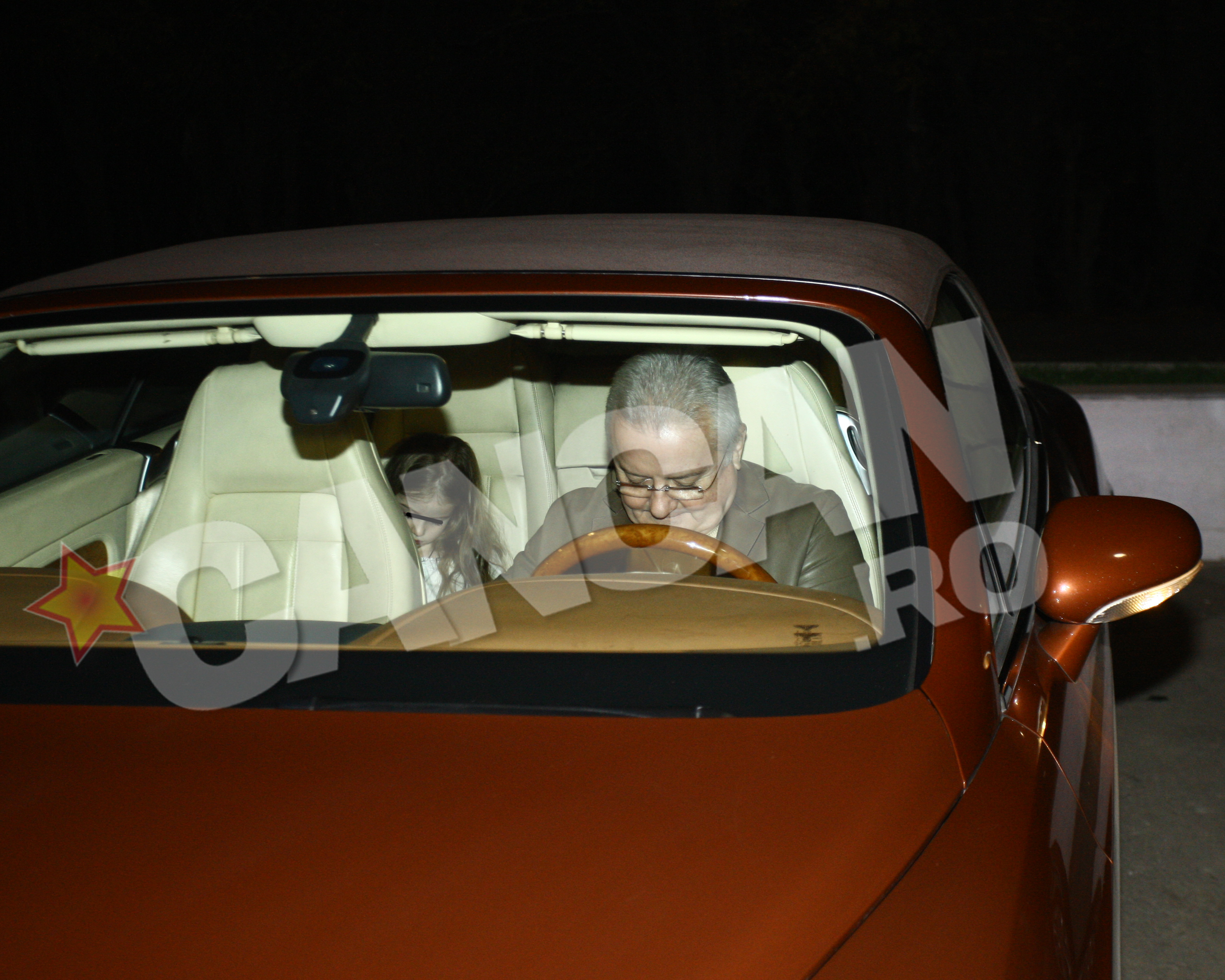 Cei doi, tata si fiica, demareaza catre Izvorani