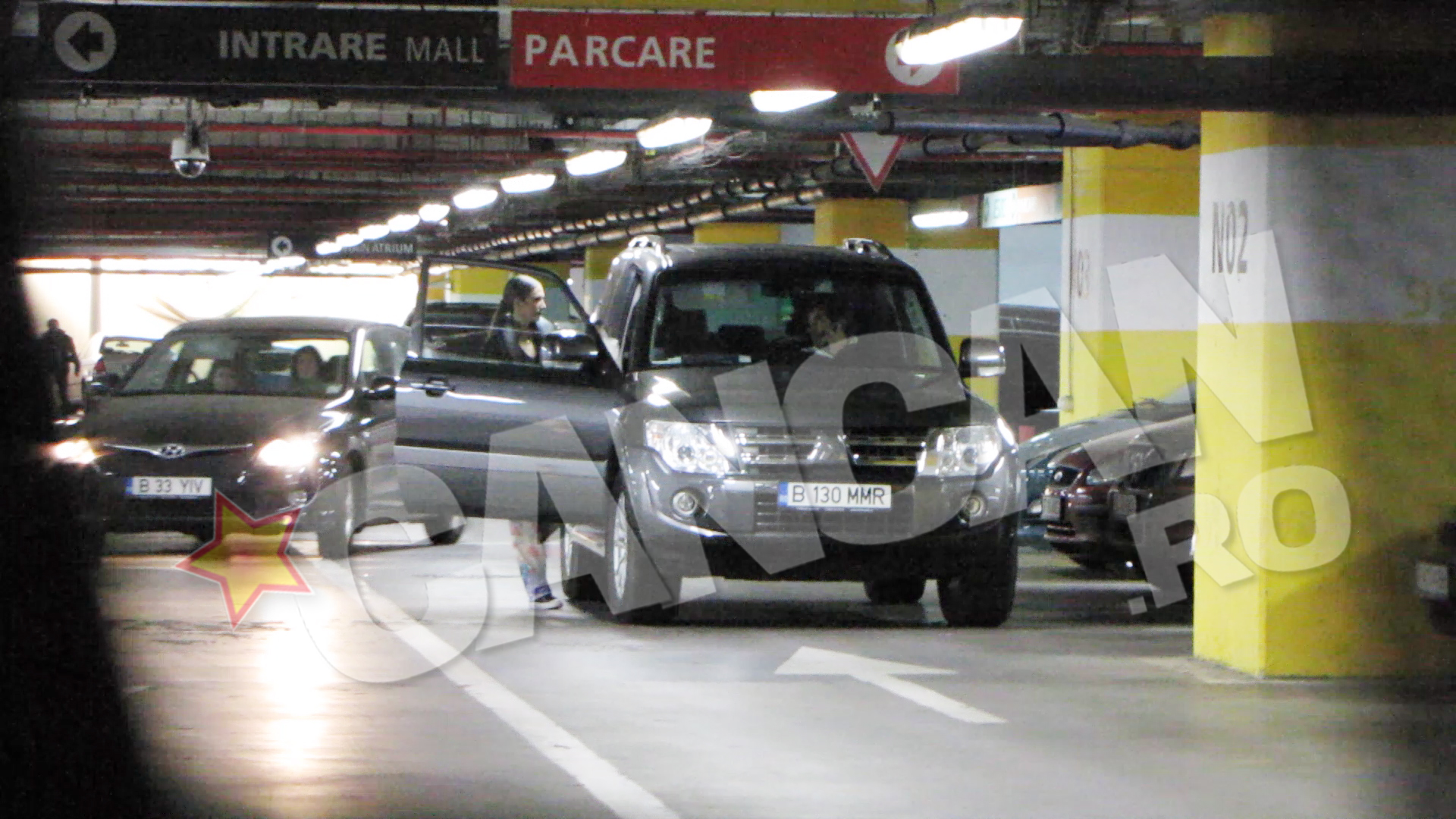 Dupa minute bune, Adela isi face aparitia si urca in autoturismul iubitului