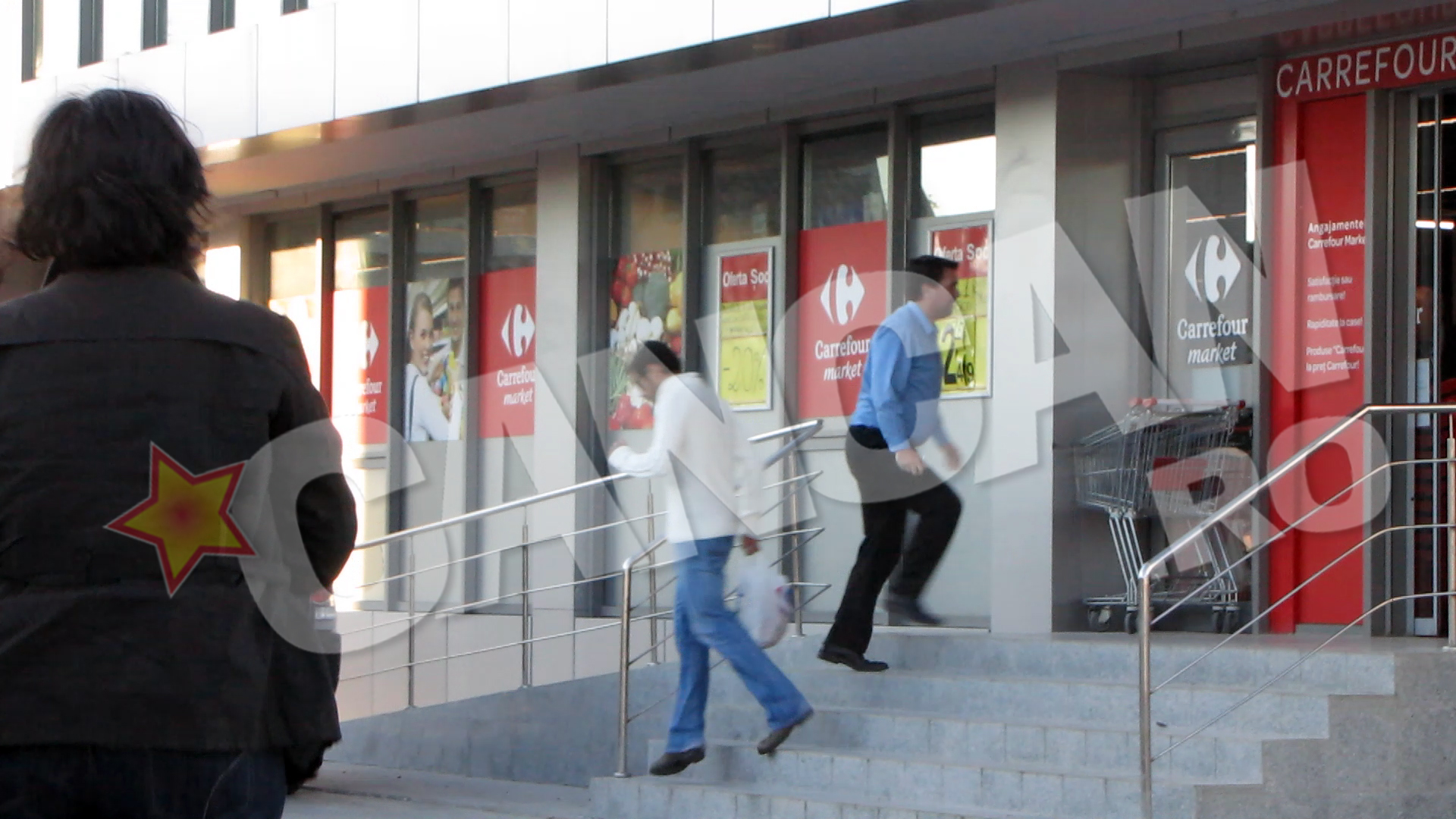 Dupa ce termina de facut cumparaturile, Valcan da fuga catre masina unde-l asteapta de aceasta data Adela