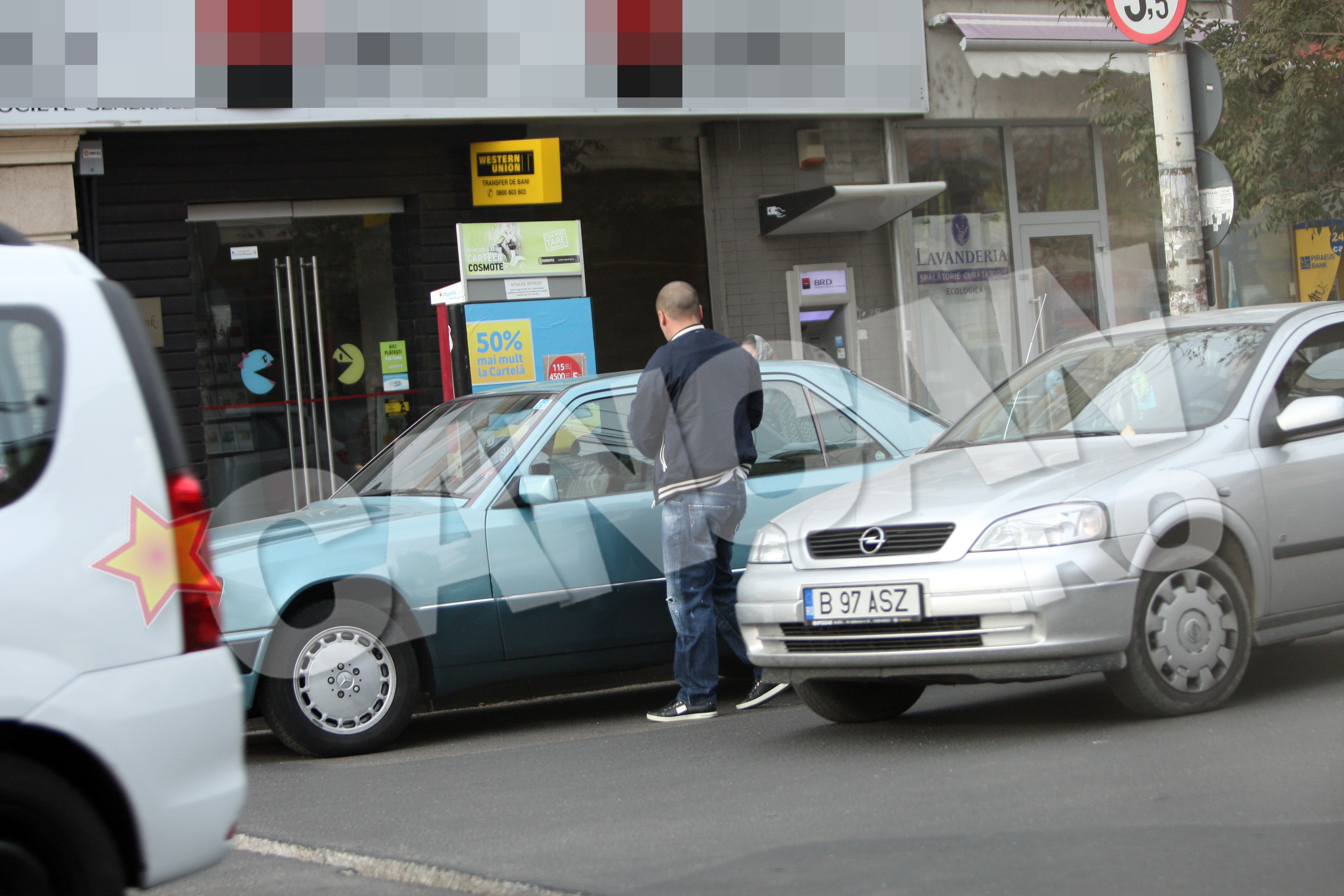 Precaut, Augustin Viziru isi incuie masina, chiar daca nu lipseste mai mult de cateva minute