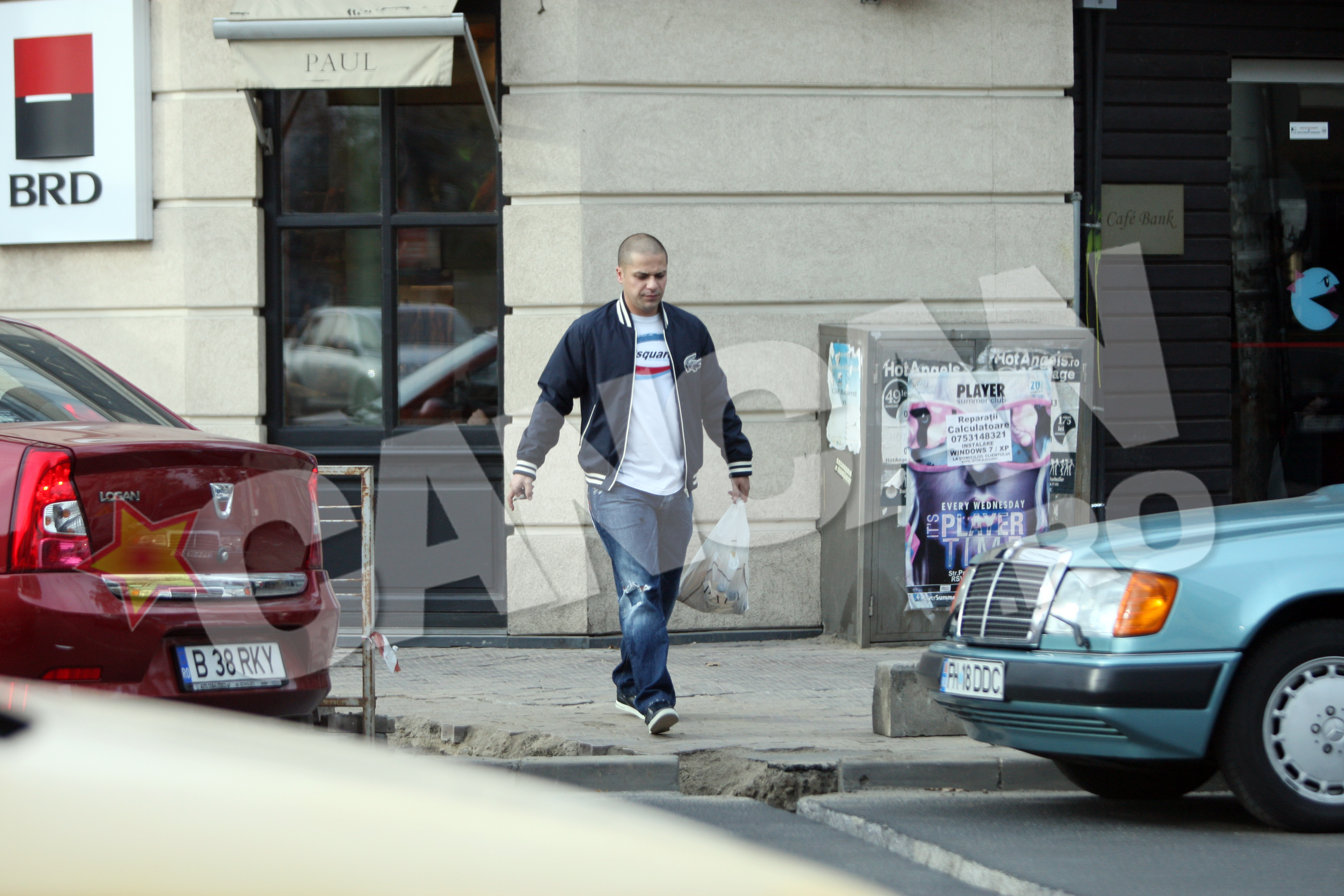 Actorul intra intr-o patiserie renumita de unde cumpara mai multe produse