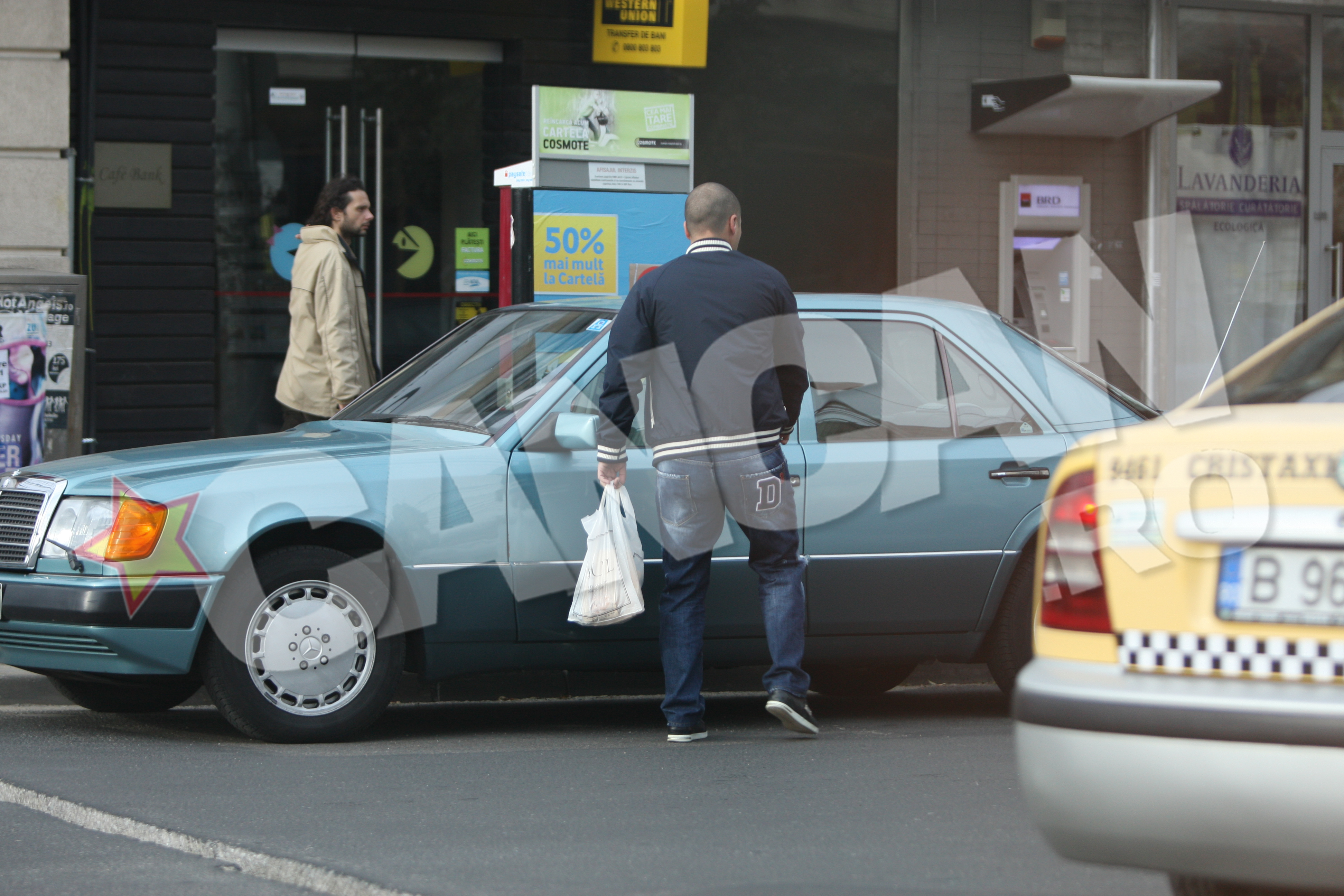 Barbatul se intaorce la masina si demareaza spre oras