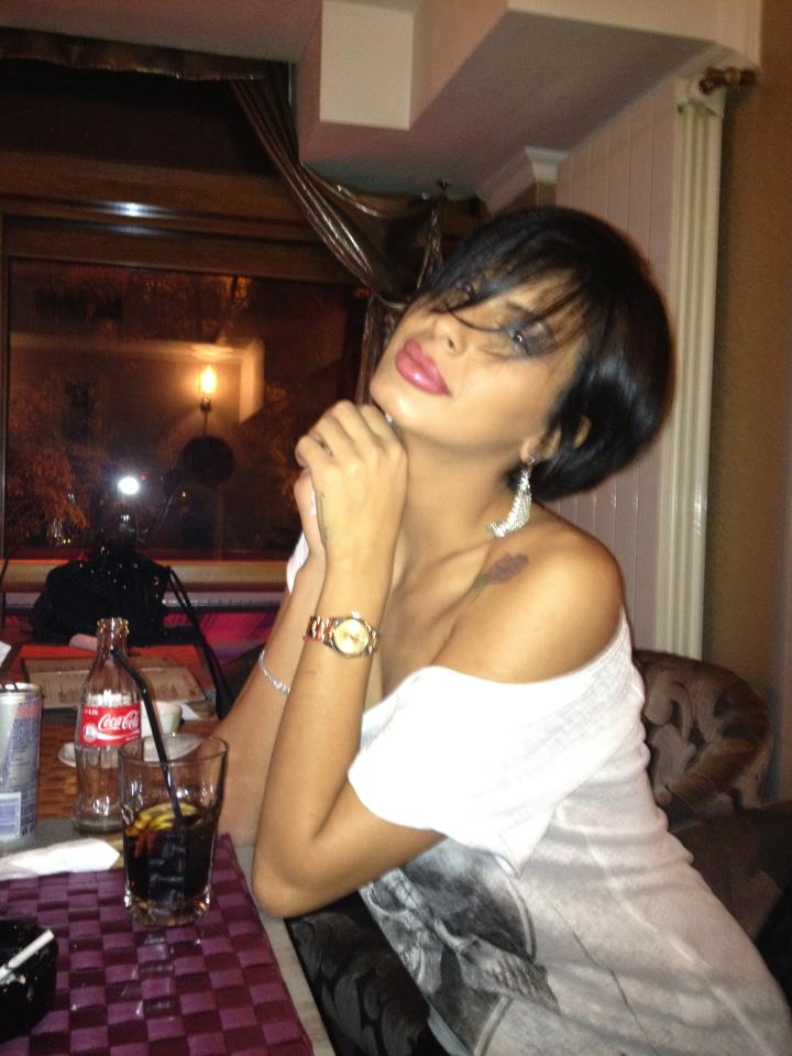 De curand, bruneta a primit cadou un ceas Rolex auriu