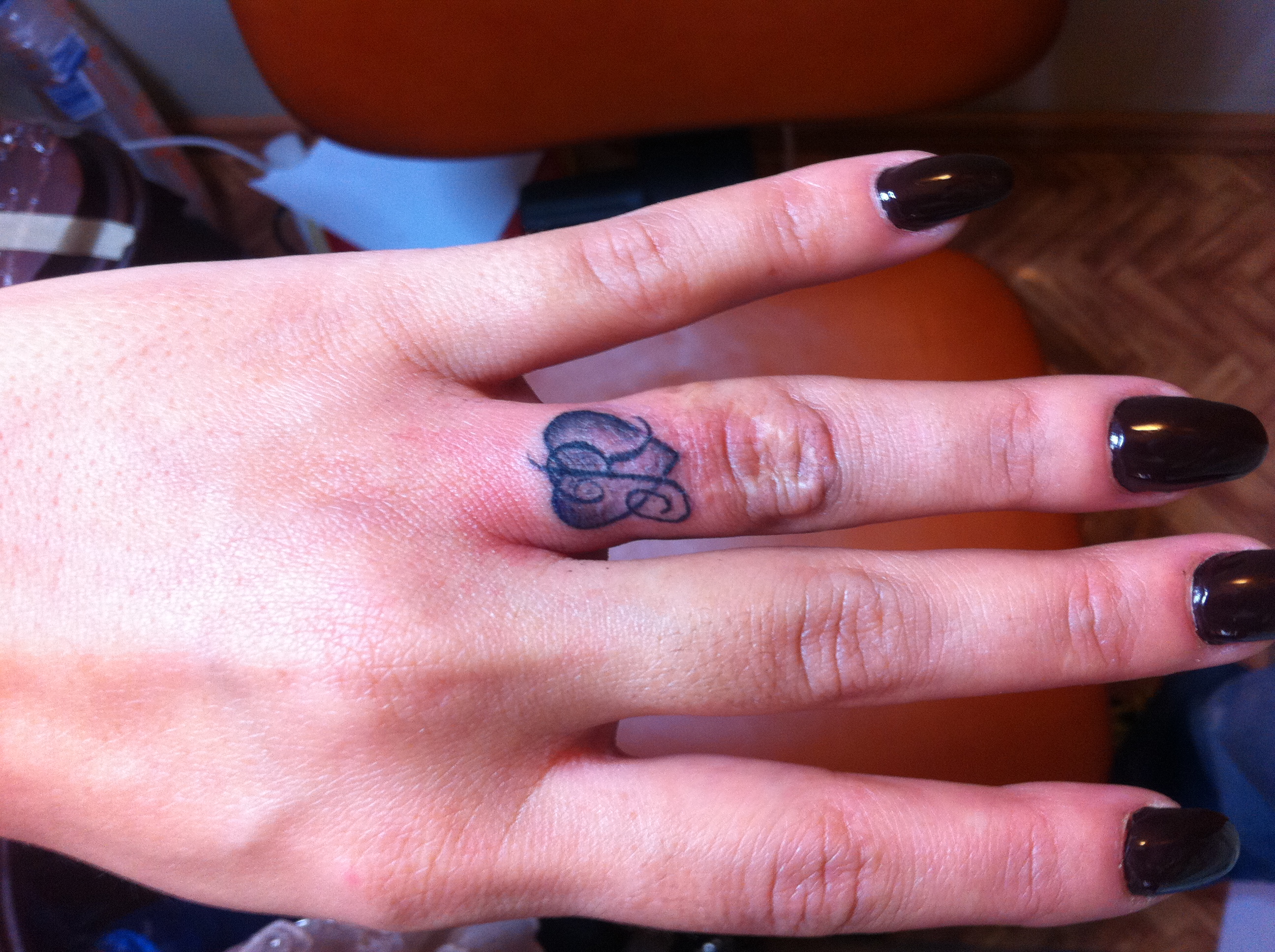 Andreea si-a tatuat un inel cu initiala iubitului ei