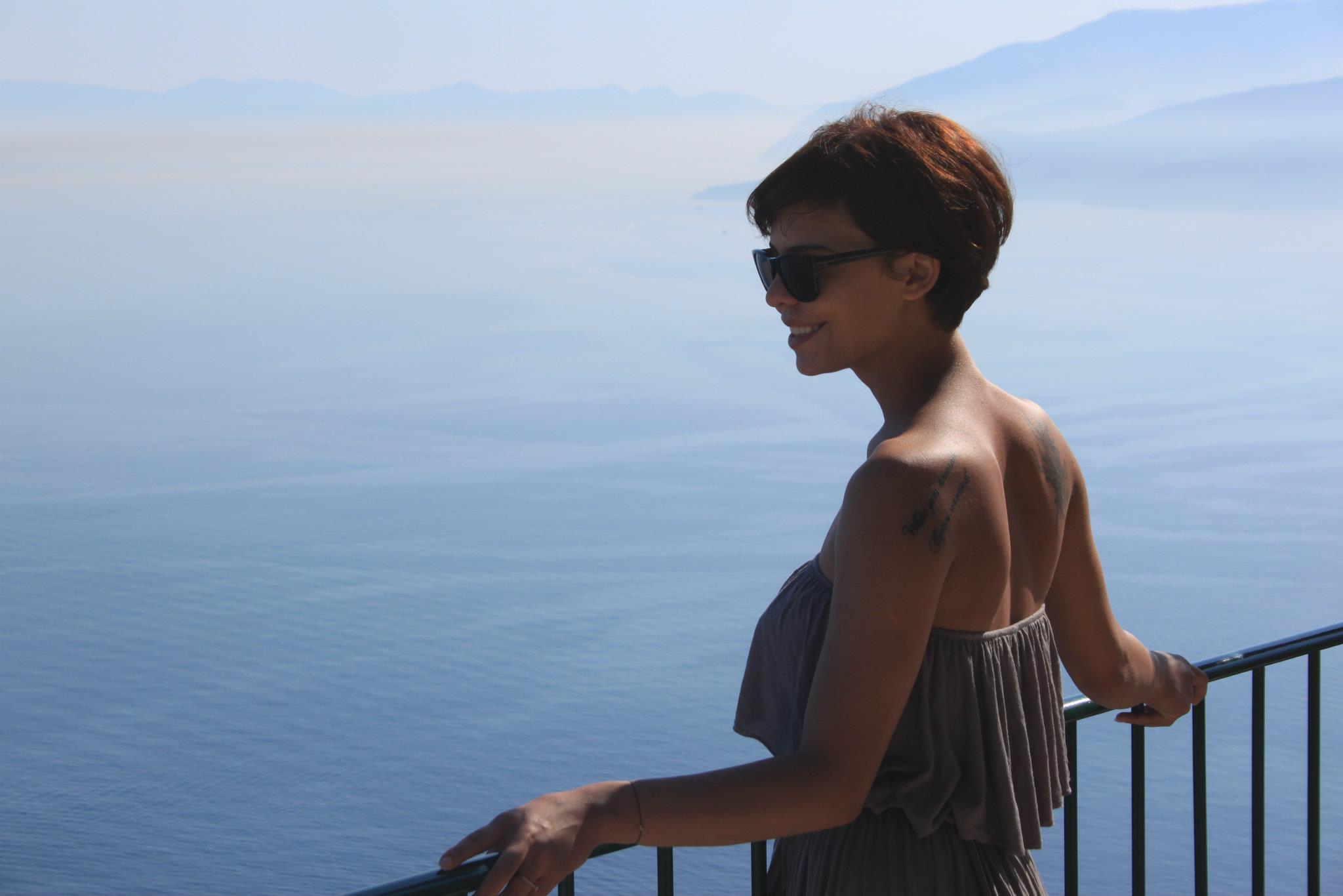 Andreea are doua dintre tatuaje pe spate si doua pe glezne