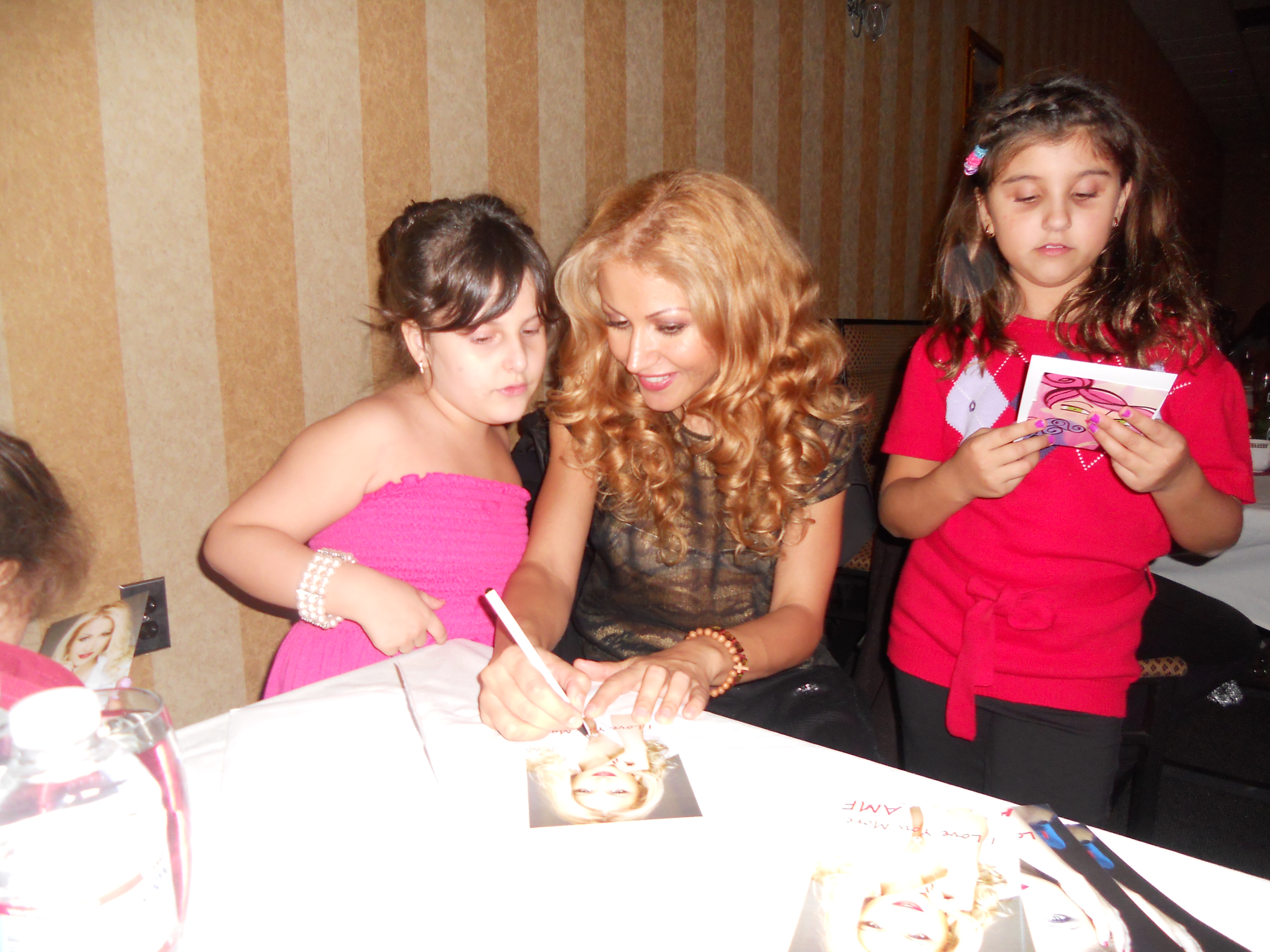 Solista s-a simtit foarte bine in preajma copiilor de la petrecerea unde a cantat