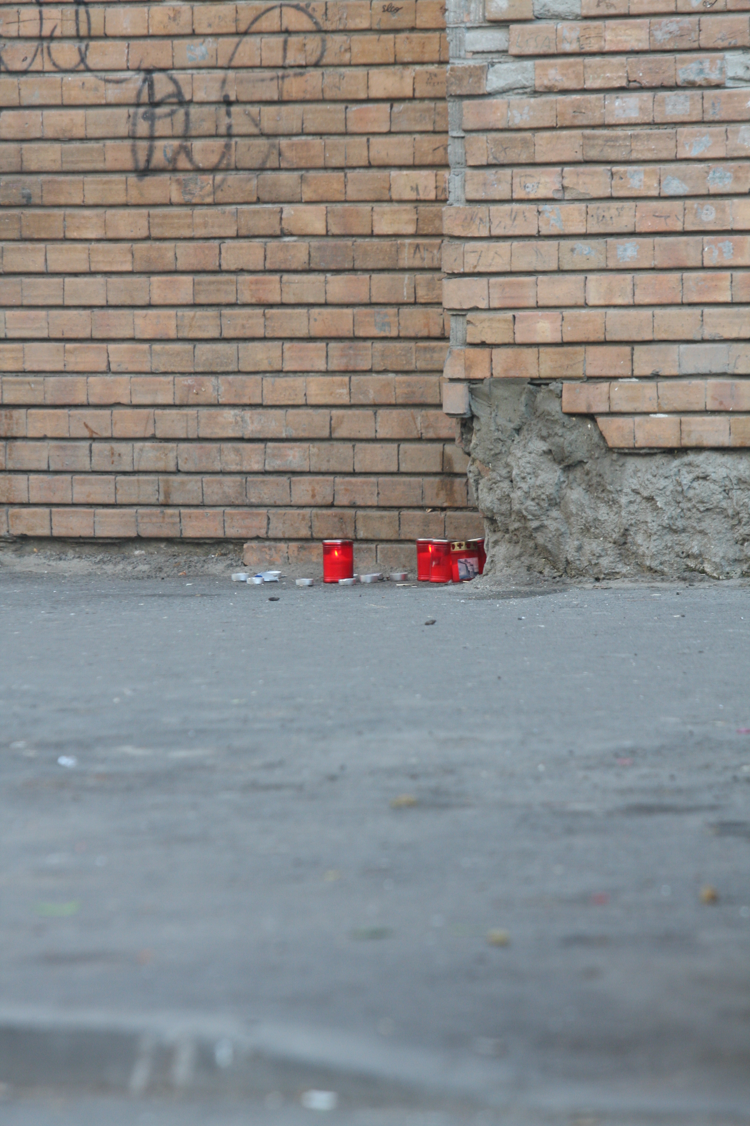 Cand barbatul a fost gasit mort in blocul din cartierul Ferentari, vecinii i-au aprins lumanari