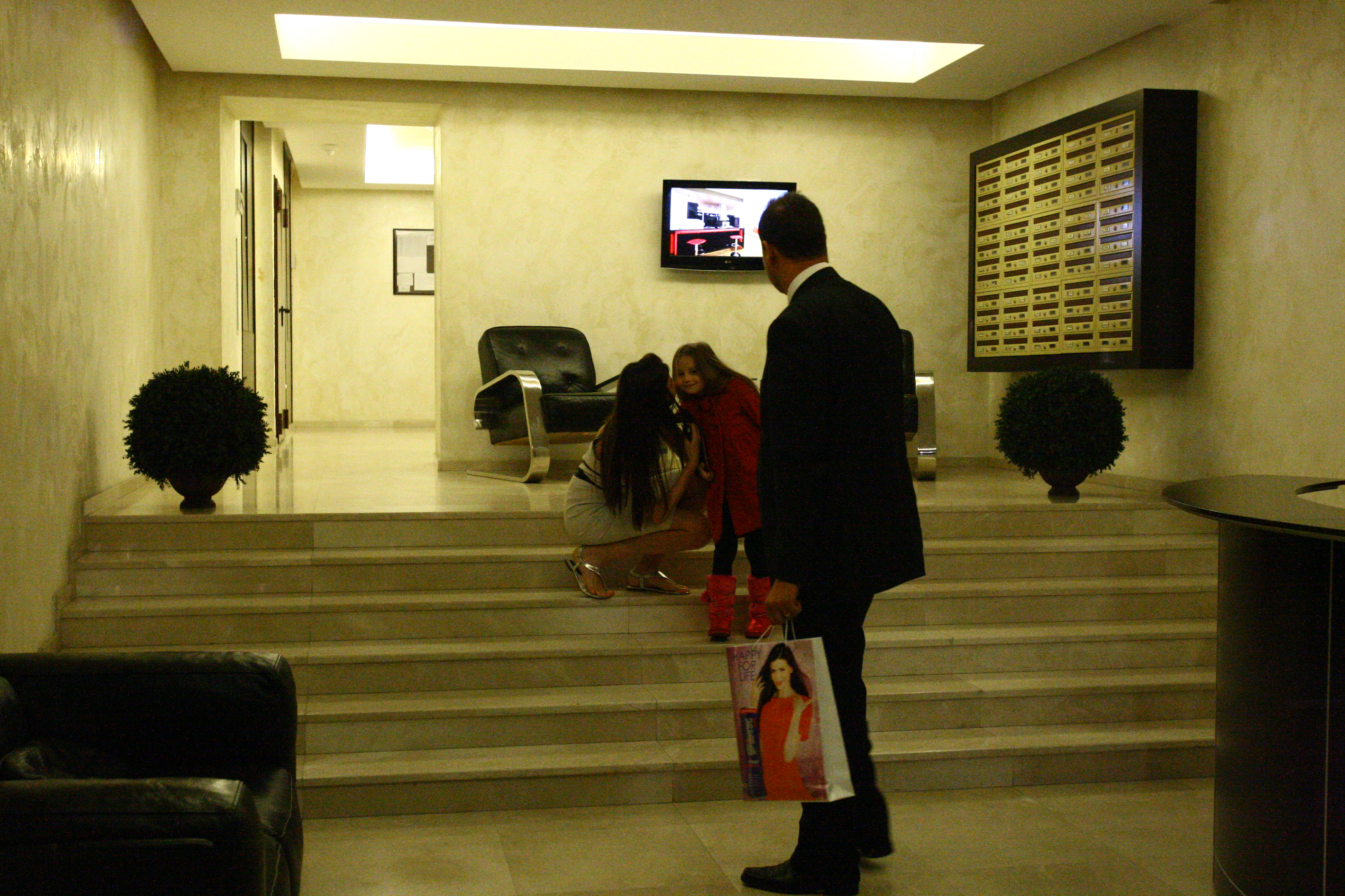 Monica o pupa pe fiica ei de plecare