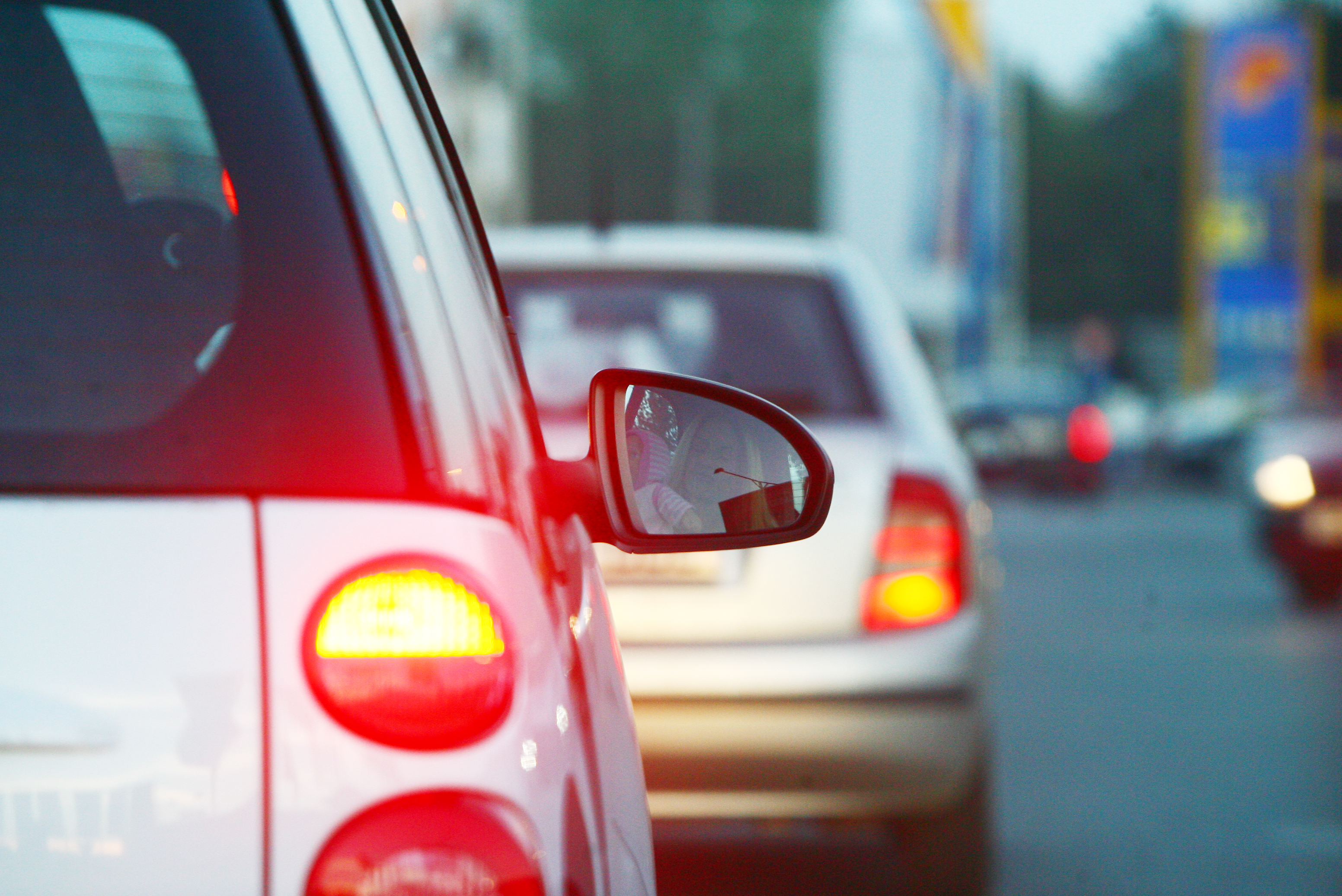 Inainte de a porni la drum, cantareata accepta sa se joace de-a mamica si cu papusa fetitei sale