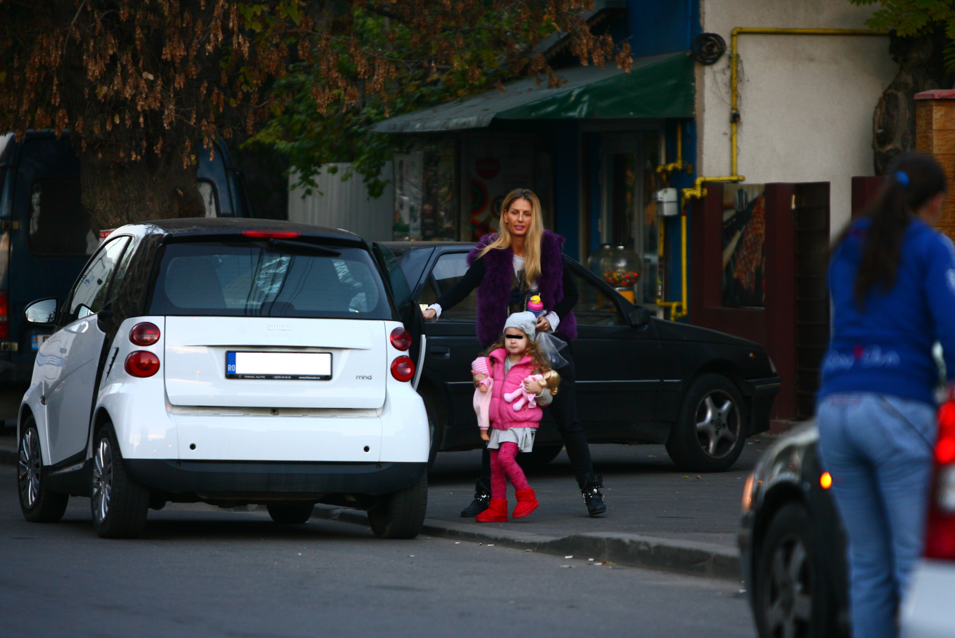 Dupa o cursa contra cronometru, Andreea ajunge la gradinita de unde isi ia fiica