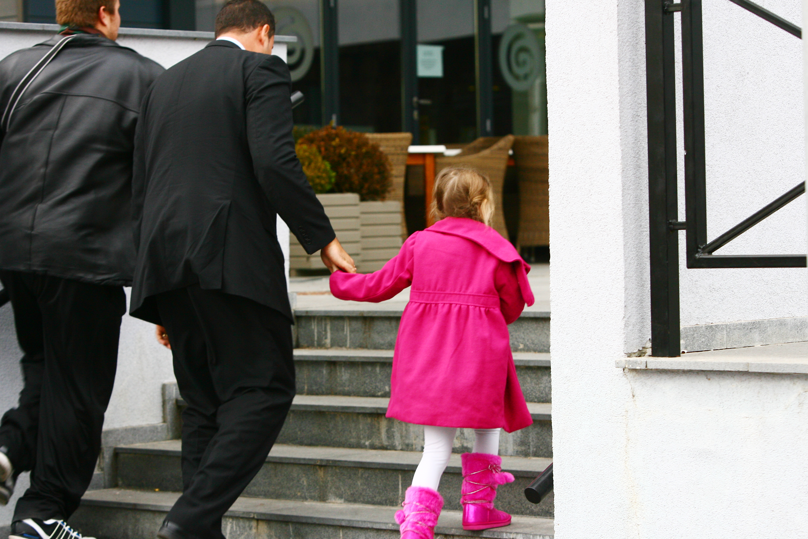 Soferul lui Iri o conduce pe Irina la intrareain blocul in care locuieste Moni