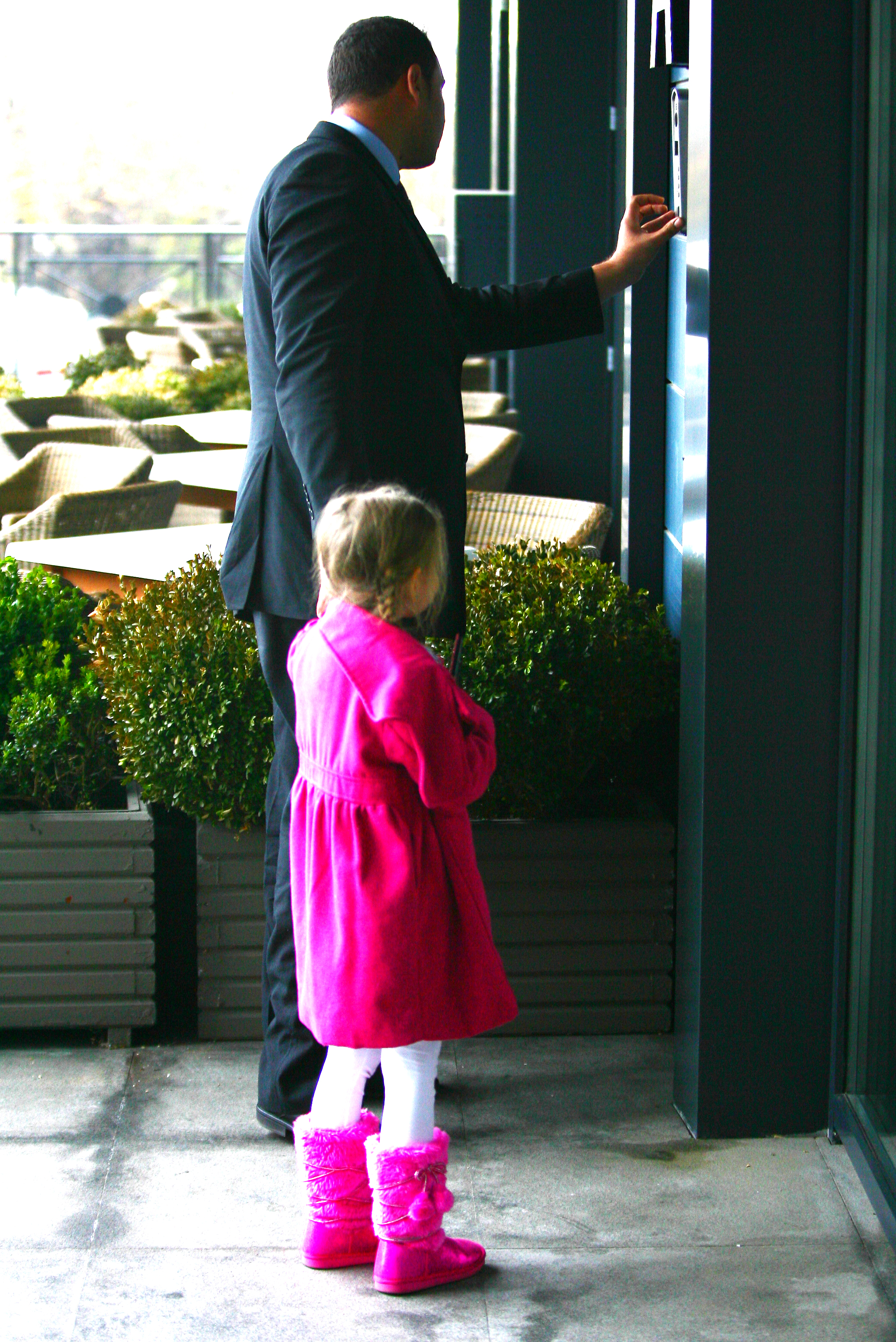 Soferul suna la interfon, dar nu primeste niciun raspuns