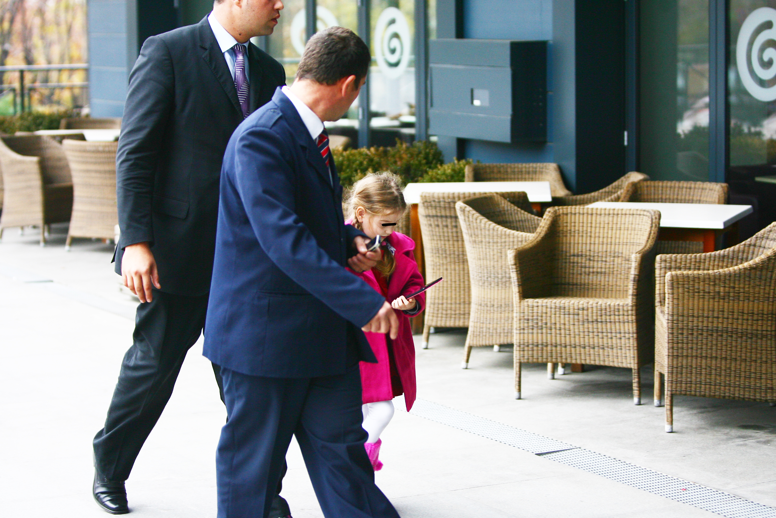 In cele din urma, Moni a fost anuntata de portar ca Irina este jos, asa ca soferul o aduce din nou pe fetita la intrare