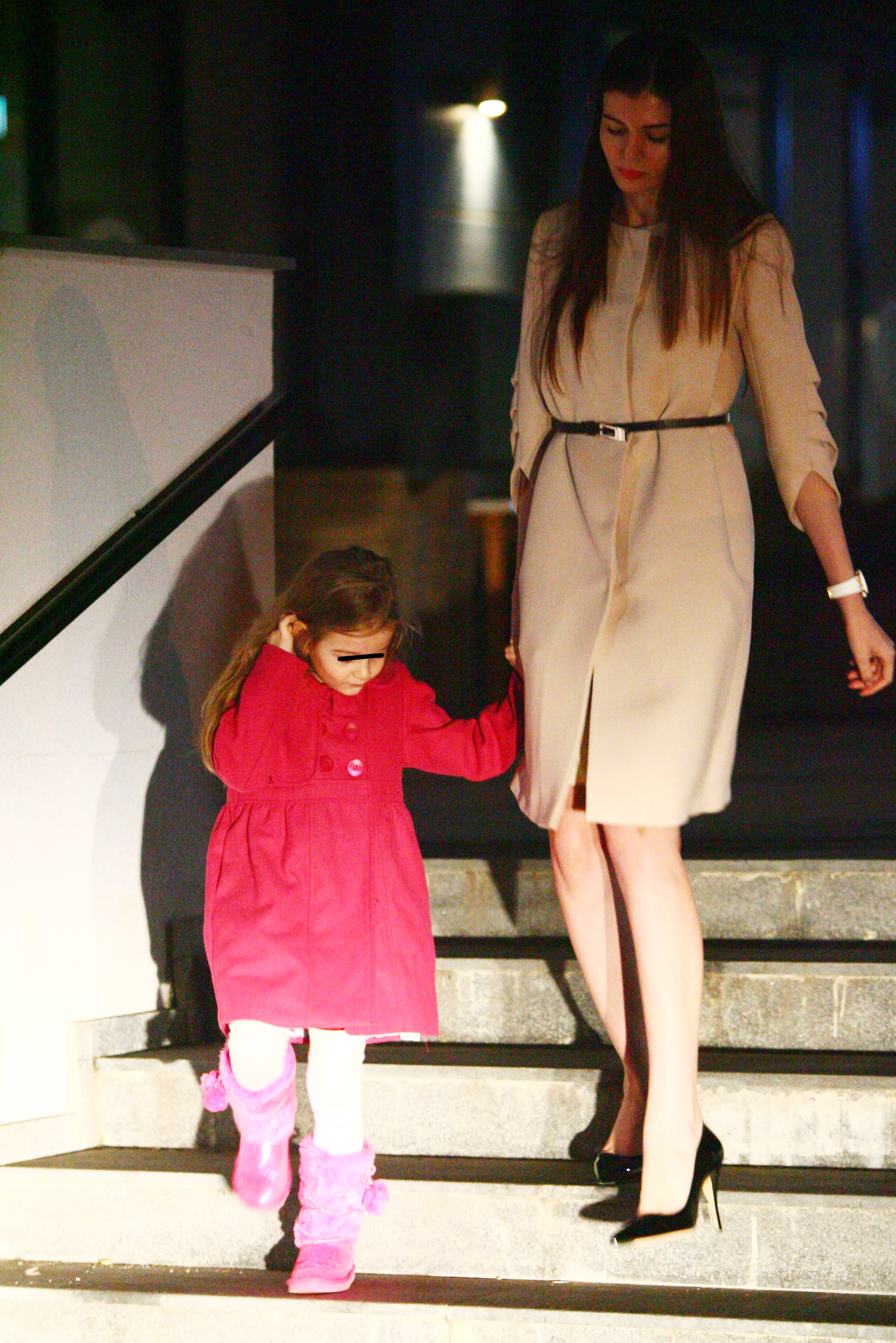 Dupa cateva ore petrecute impreuna cu fiica ei, Moni a preda pe micuta soferului lui Iri