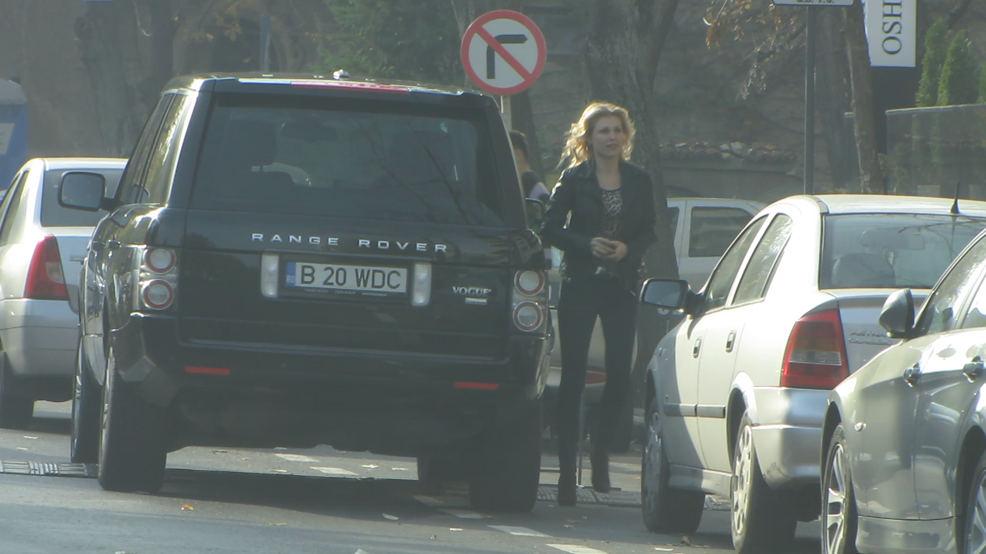 Artista se chinuie cu greu sa-si parcheze bolidul