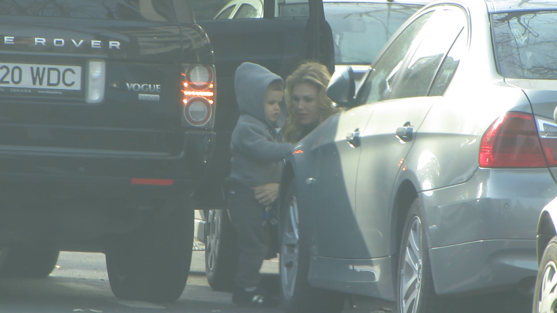 Cristina isi ajuta baietelul sa coboare din masina