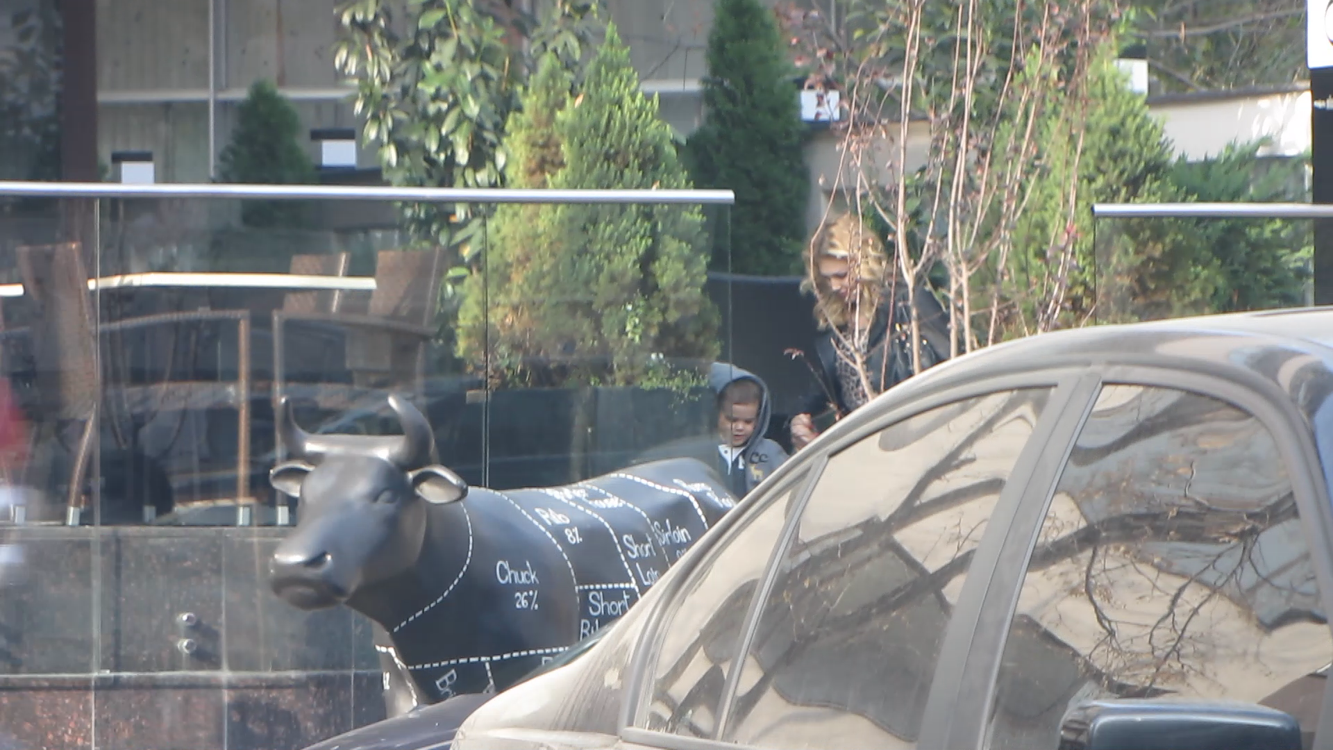 Cei doi ies zambitori din restauranti, fericiti ca au petrecut impreuna cu cateva ore