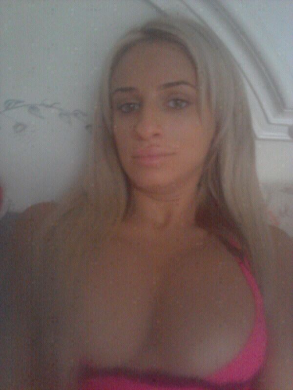 Total nemachiata si cu sanii dezgoliti, Sanziana arata surprinzator, cand se trezeste dimineata