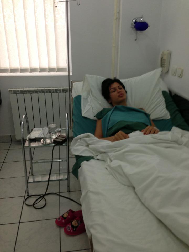 Vizibil afectata de interventia chirugicala, Madalina Pamfile incearca sa-si revina dupa operatia de marire a sanilor