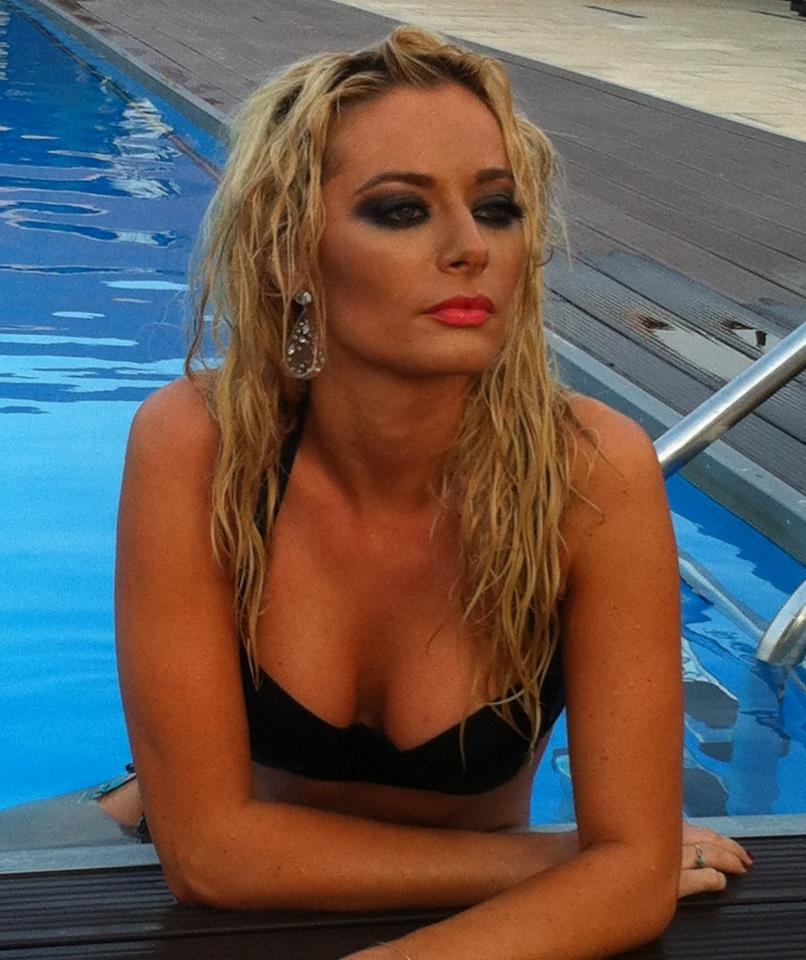 Simplă asemănare sau un nou personaj monden? Laura Cosoi în ipostaze de rockeriţă sau altcineva?