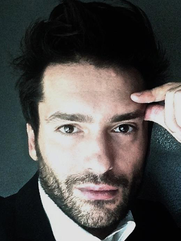 Radu Vâlcan, aşa cum nu l-ai mai văzut niciodată: băiat rău şi foarte sexy! Nu-i aşa că-i stă bine?