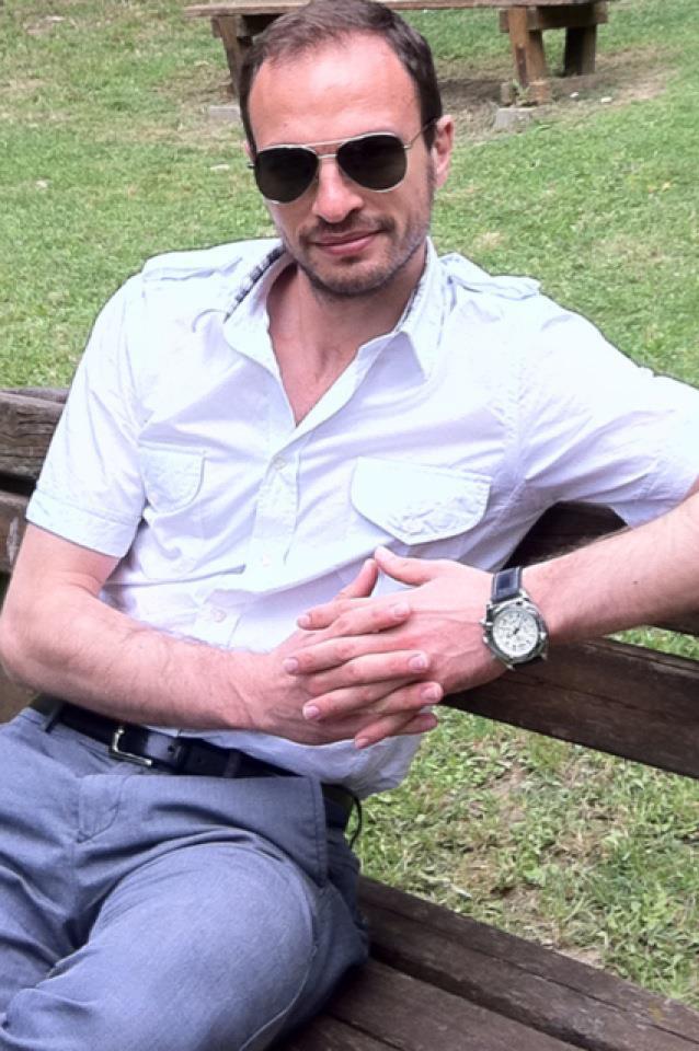 Medicul Kasem Abu Bakr si-a parasit logodnica pentru a se casatori cu cantareata Kayla