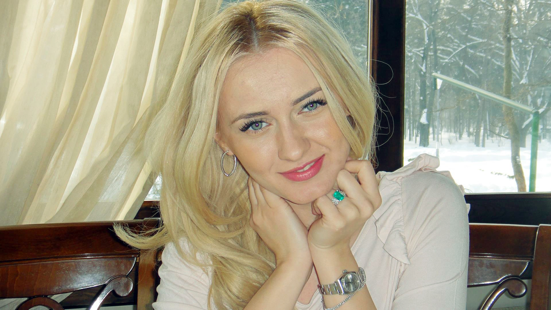 Monica Tcaciuc l-a cunoscut pe medic chiar la cabinetul acestuia, in momentul in care l-a contactat pentru a-i mari bustul