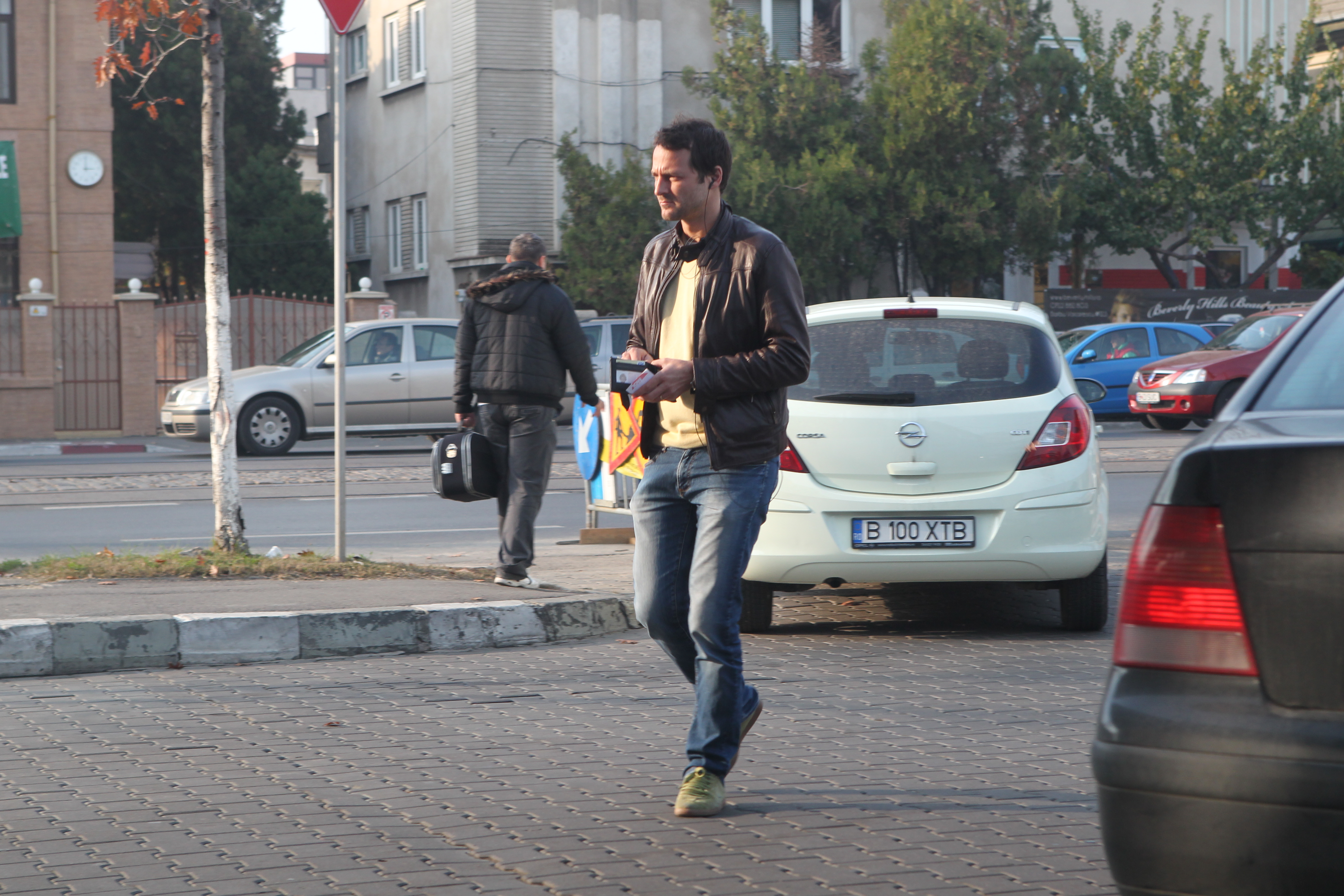 Dupa ce a platit, actorul revine la masina