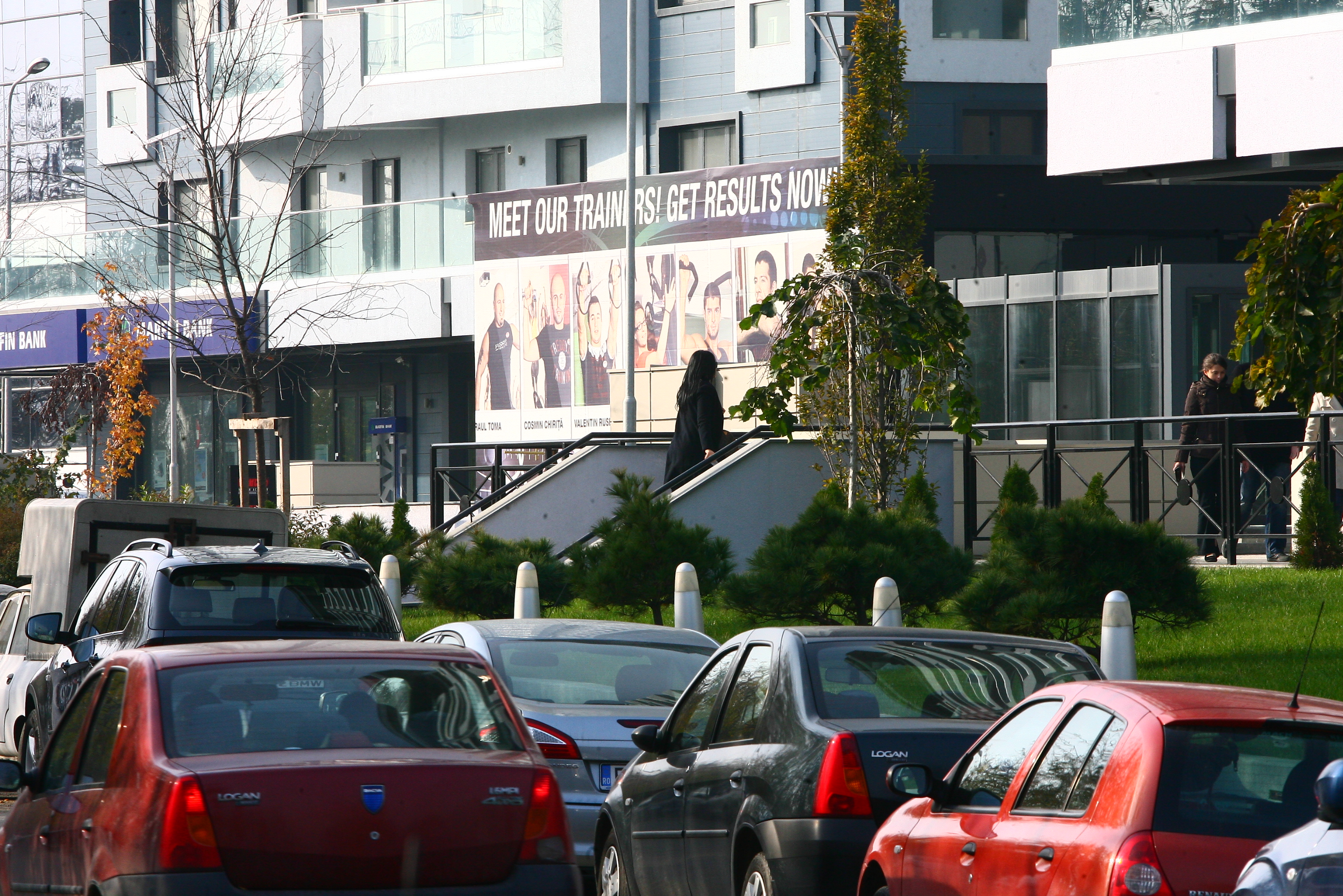 Zana intre in sala sperand ca va obtine rezultate spontane (Get resultrs now!)