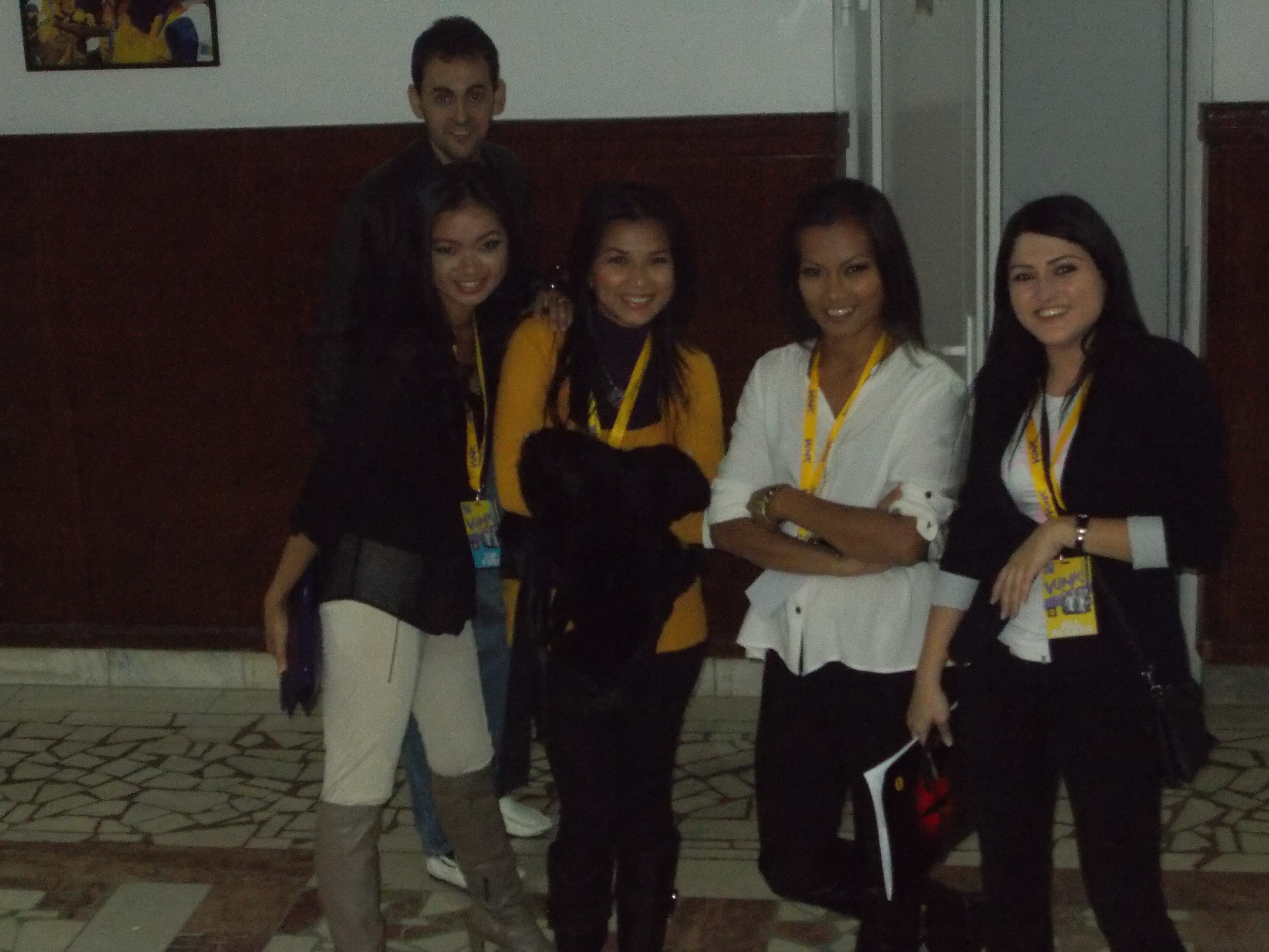 Un grup de patru bone filipineze a atras toate privirile la concertul sustinut de Vunk, miercuri seara, in Buxuresti, fetele fiind admiratoare infocate