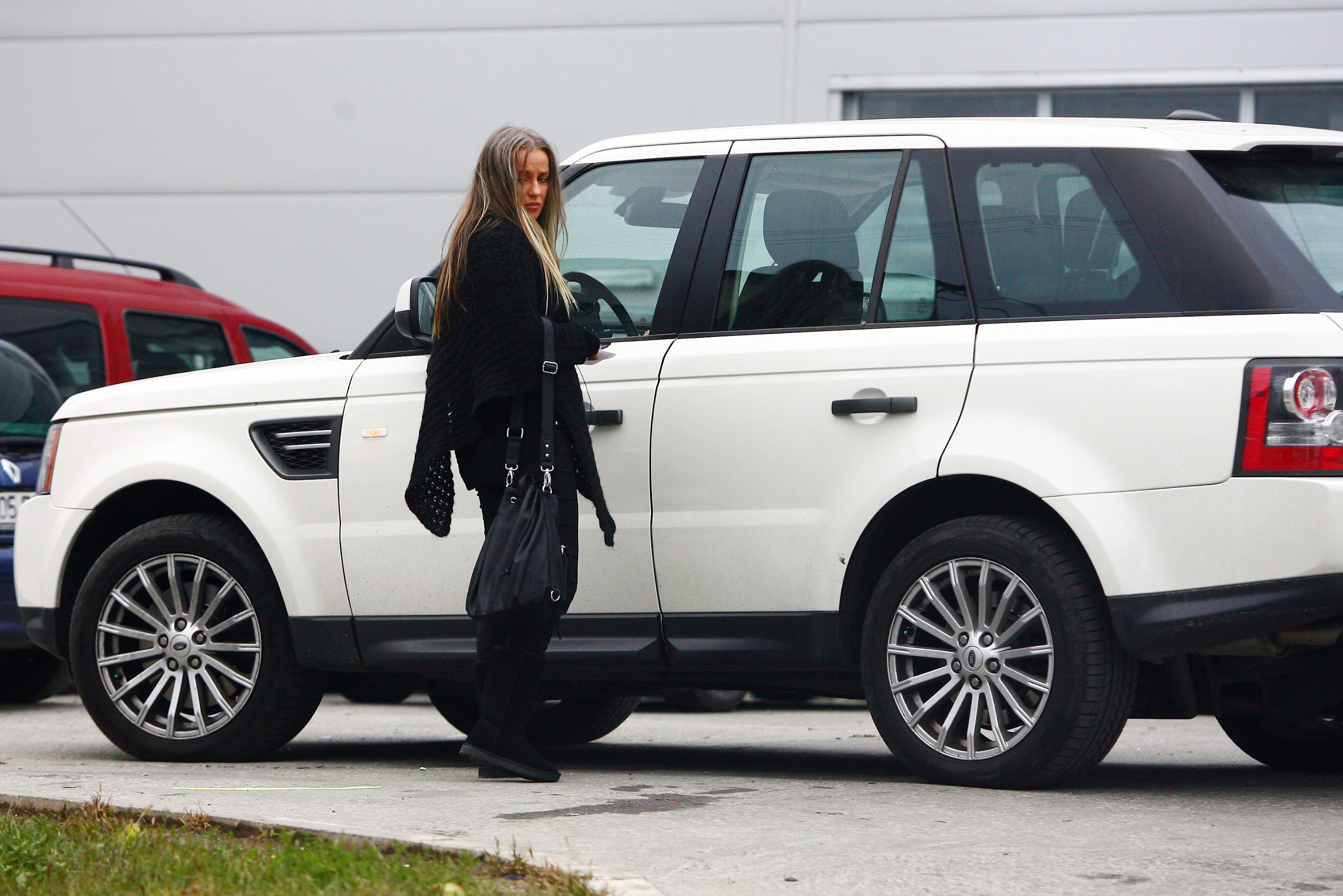 Blonda pleaca amarata de la sectia de politie