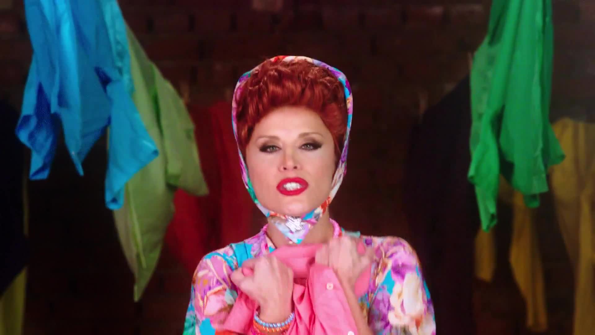 Lori, cele mai multe roluri în noul clip! Cum îţi place mai mult de ea, casnică sau incitantă?