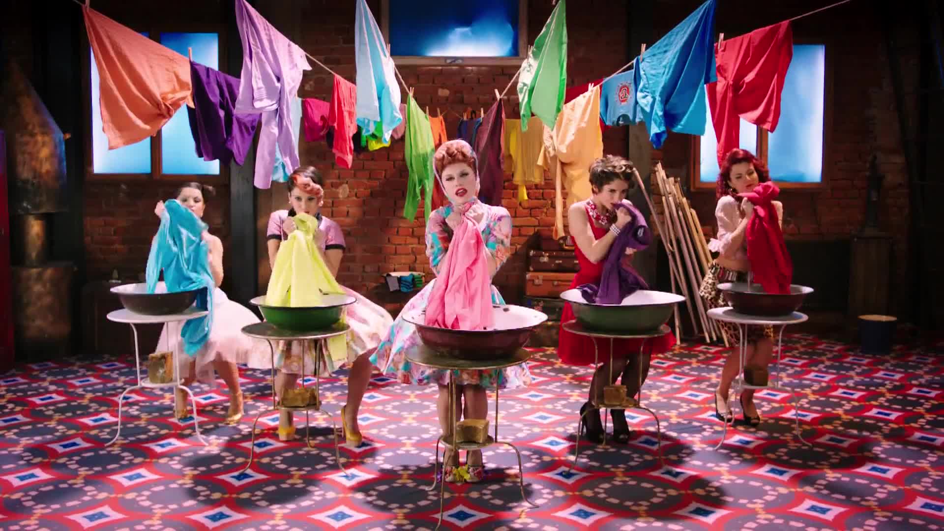 Lori, cele mai multe roluri în noul clip! Cum îţi place mai mult de ea, casnică sau incitantă?