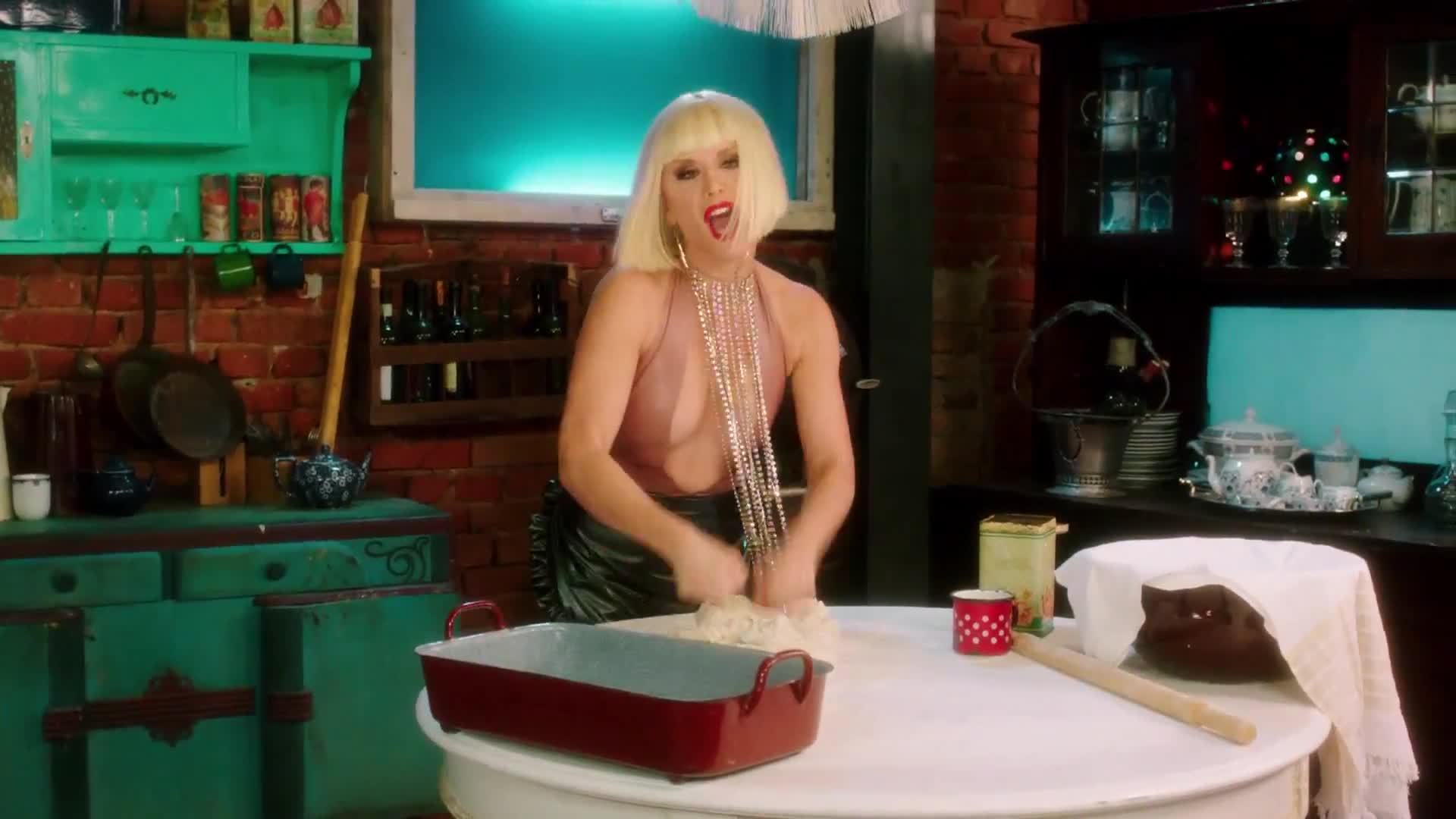 Lori, cele mai multe roluri în noul clip! Cum îţi place mai mult de ea, casnică sau incitantă?