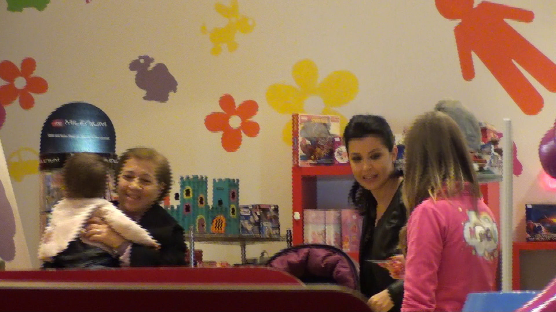 Simona Patruleasa a dus-o pe fetita ei, Ingrid, in spatiul de joaca special amenajat pentru copii