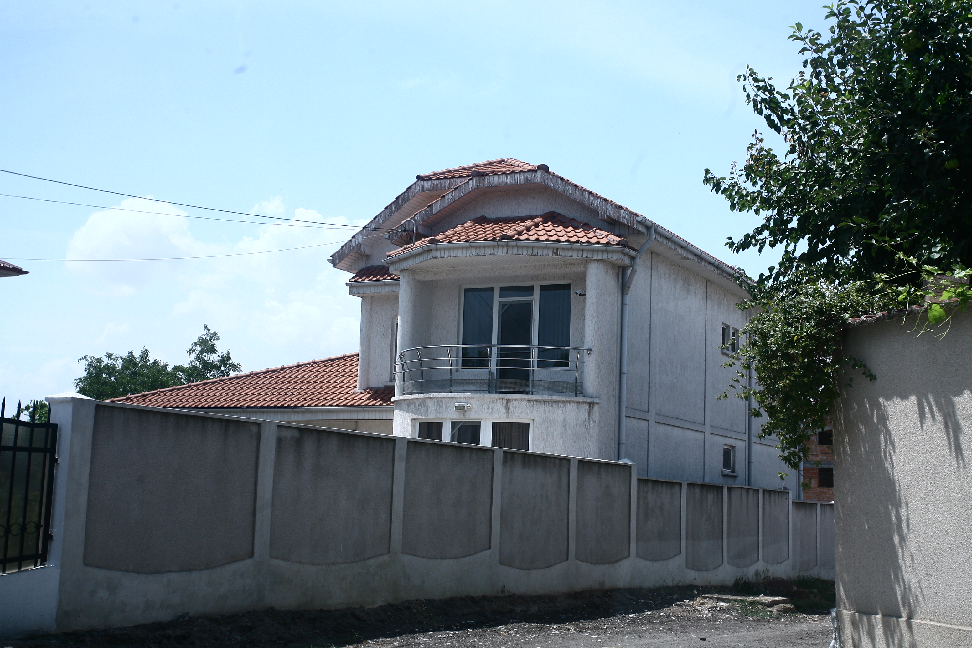 Andreea pastreaza toate lucrurile parintilor ei in podul casei de la Eforie