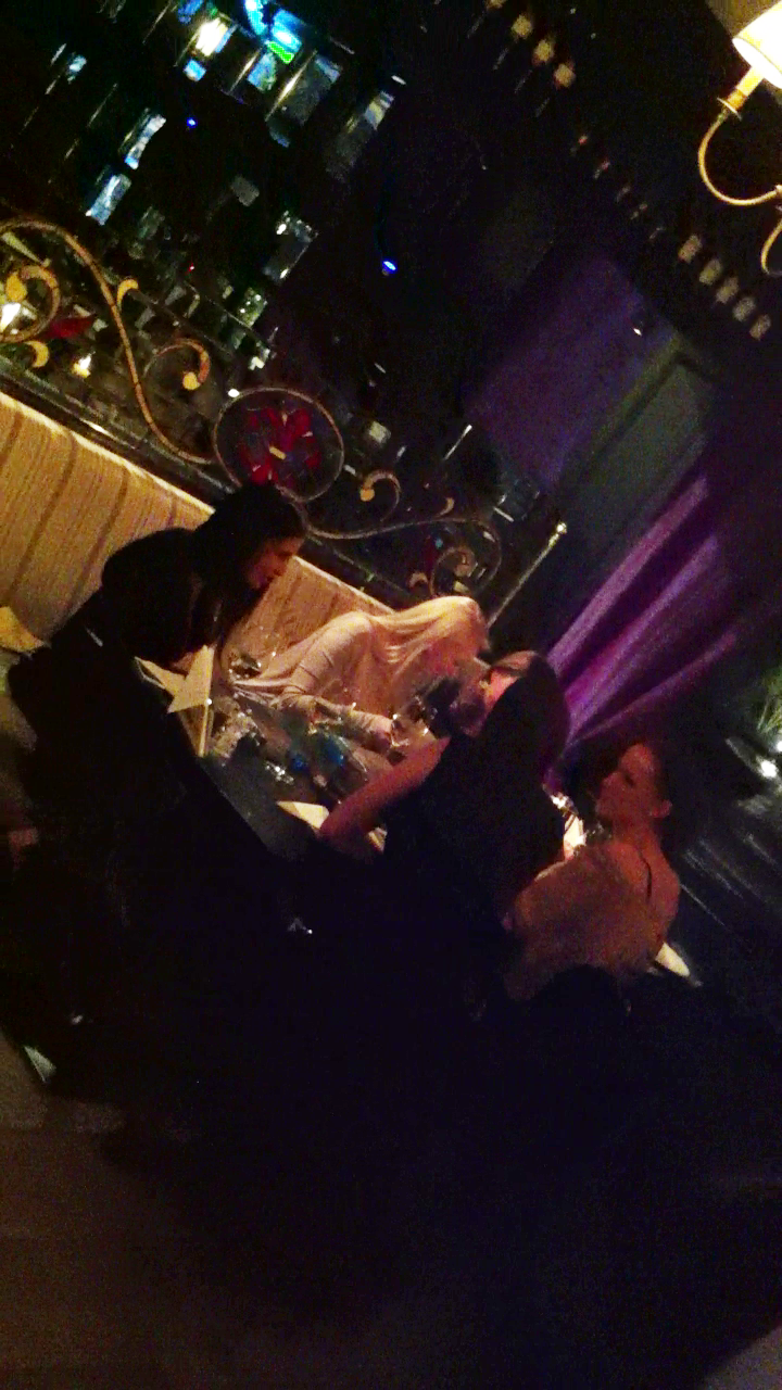 In timp ce sotul ei are interdictia de a parasi tara, Monica isi face de cap cu fetele.